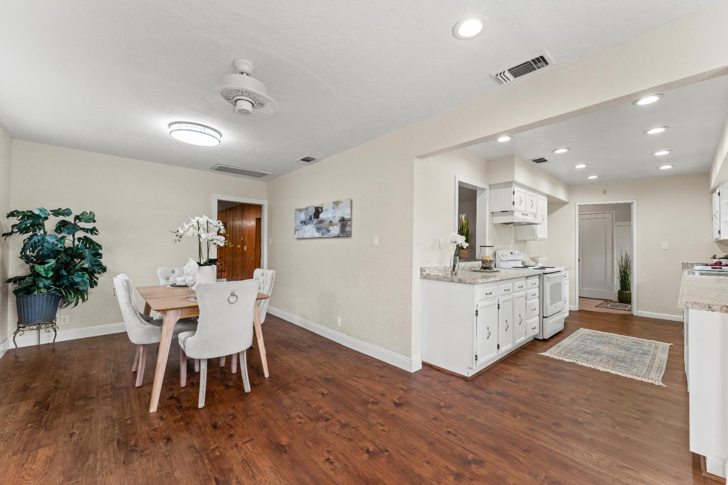 Detail Gallery Image 6 of 23 For 1325 Glenwood Rd, Sacramento,  CA 95864 - 3 Beds | 2 Baths