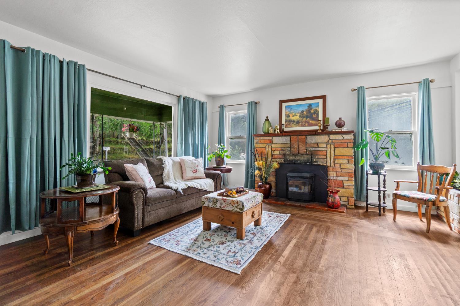 Detail Gallery Image 4 of 37 For 700 Canal St, Placerville,  CA 95667 - 3 Beds | 2 Baths