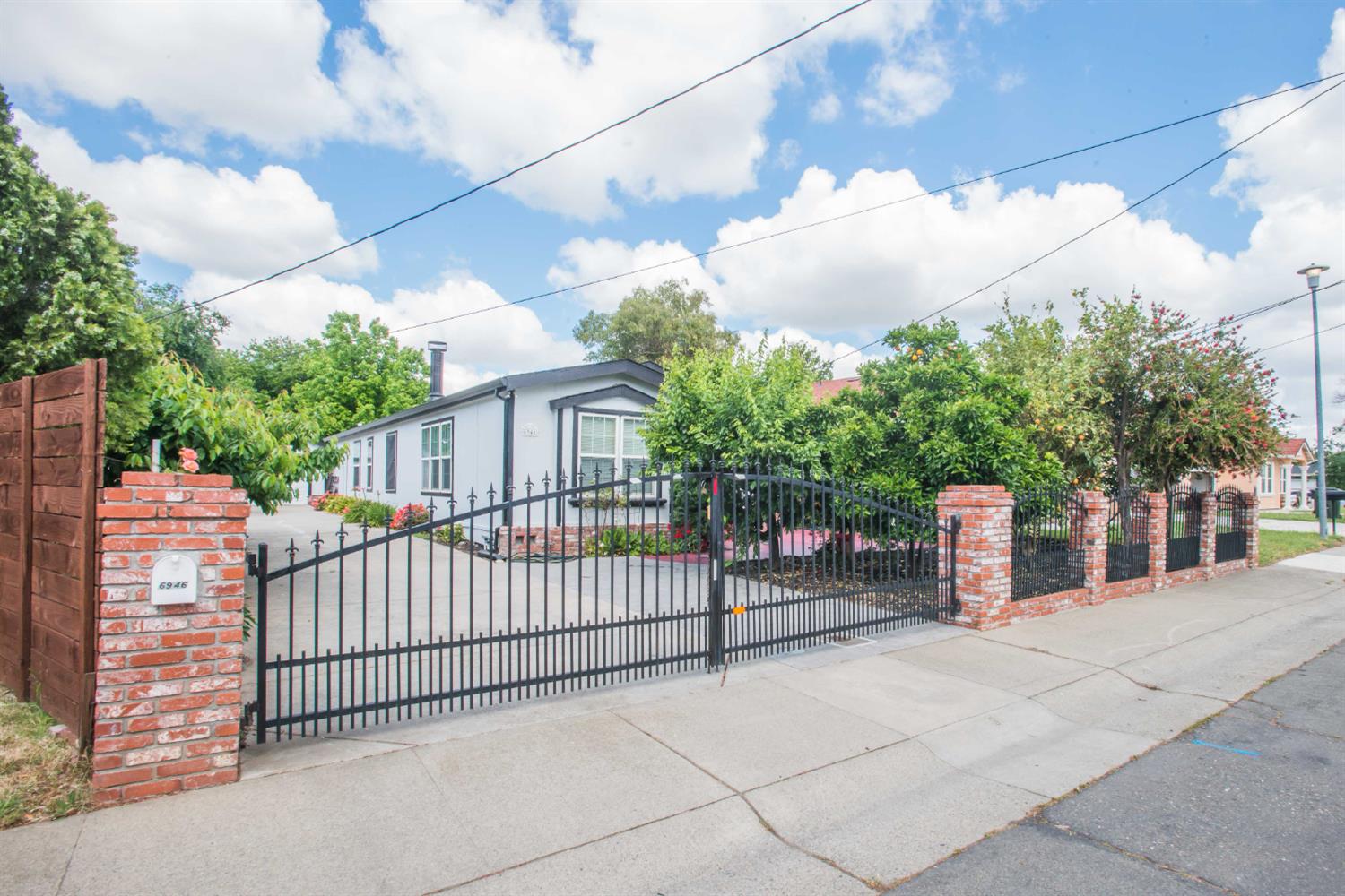 Detail Gallery Image 1 of 59 For 6946 27th St, Sacramento,  CA 95822 - 3 Beds | 2 Baths