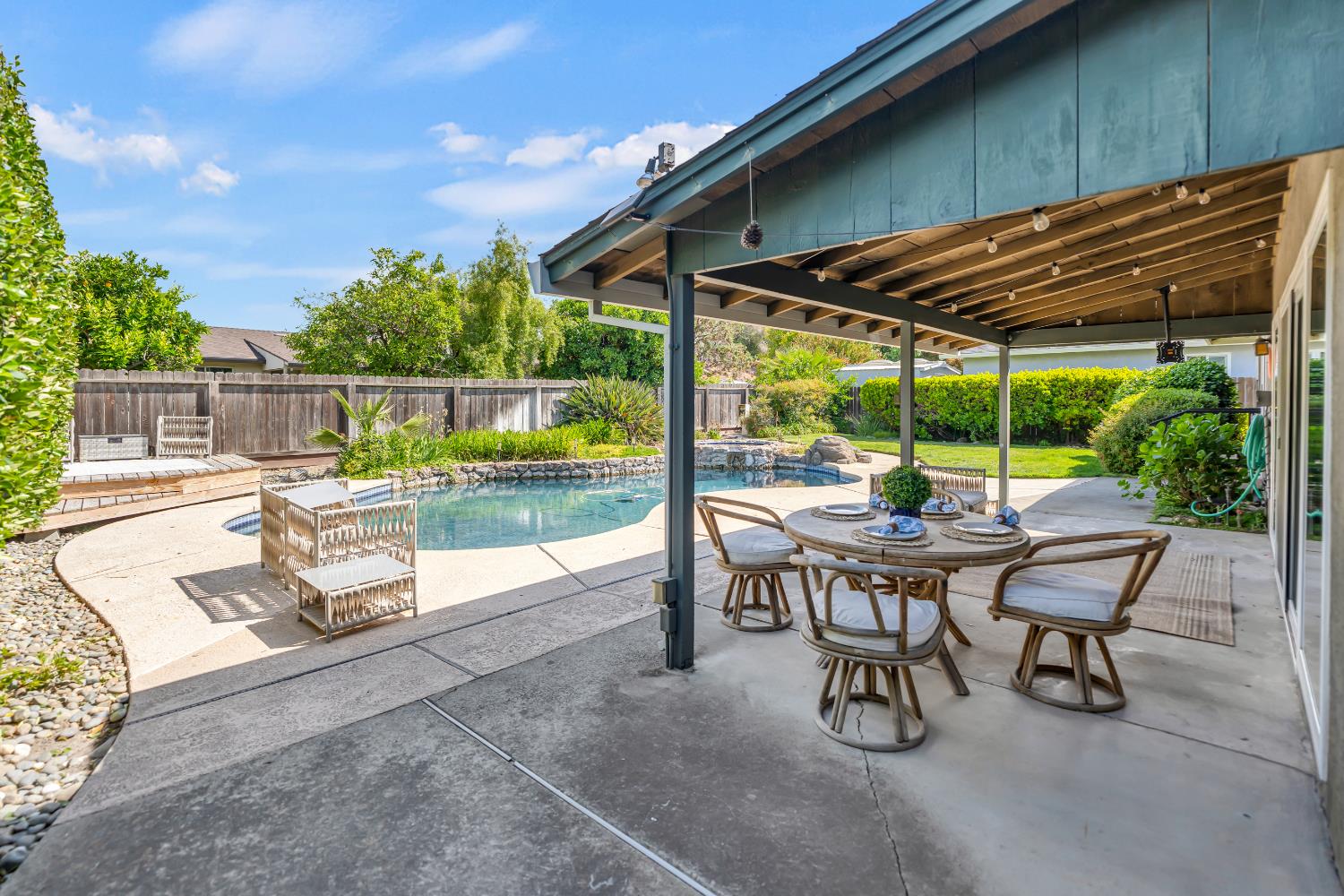 Detail Gallery Image 41 of 48 For 90 Parklite Cir, Sacramento,  CA 95831 - 4 Beds | 2/1 Baths