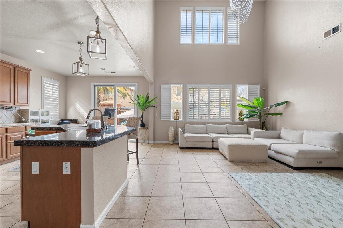 Detail Gallery Image 5 of 37 For 9733 Everbloom Way, Sacramento,  CA 95829 - 5 Beds | 2/1 Baths