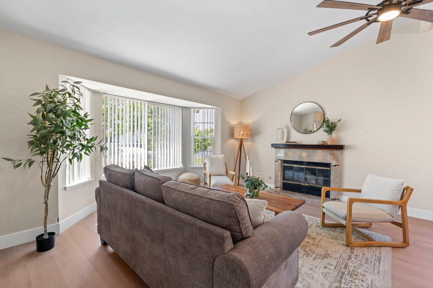 Detail Gallery Image 5 of 26 For 1406 Santa Fe Cir, Roseville,  CA 95678 - 4 Beds | 2 Baths
