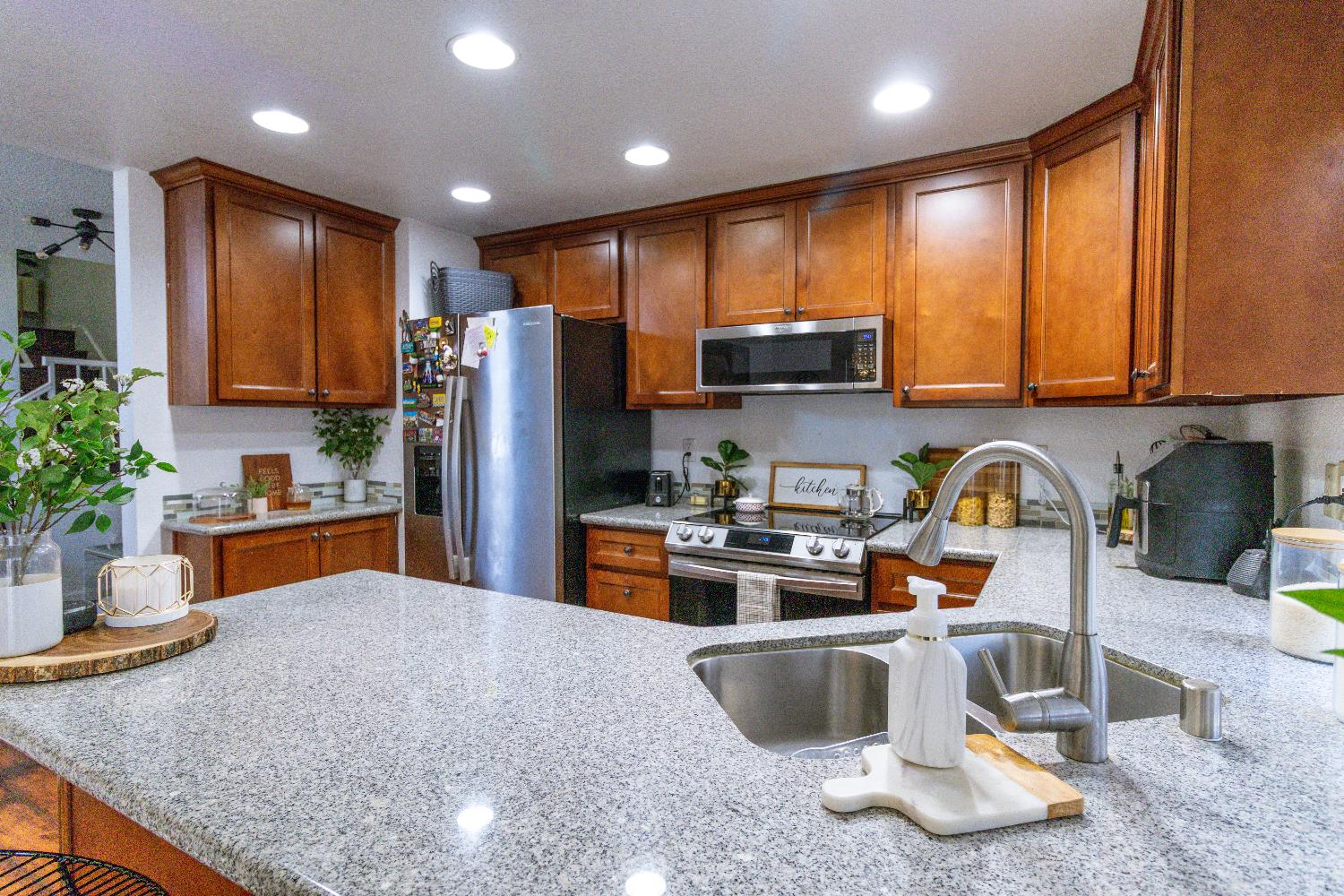 Detail Gallery Image 6 of 20 For 8 Tide Ct, Sacramento,  CA 95833 - 3 Beds | 2/1 Baths