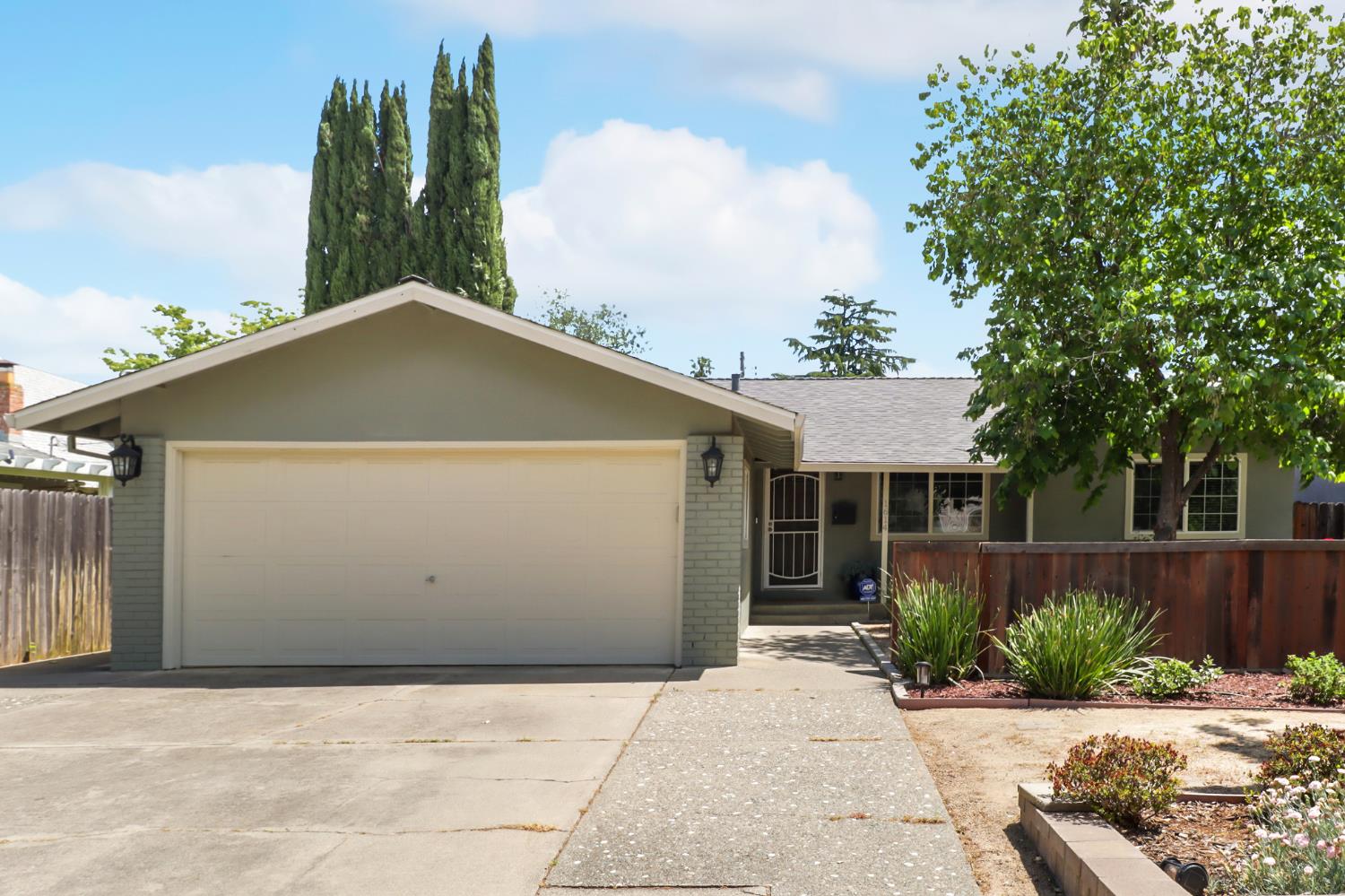 Detail Gallery Image 1 of 49 For 1614 Clemson Dr, Davis,  CA 95618 - 2 Beds | 2 Baths