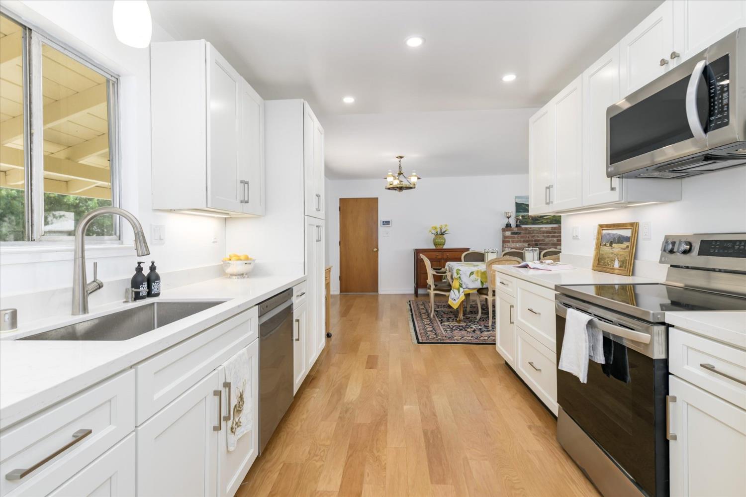 Detail Gallery Image 8 of 56 For 25233 County Road 96, Davis,  CA 95616 - 4 Beds | 2 Baths