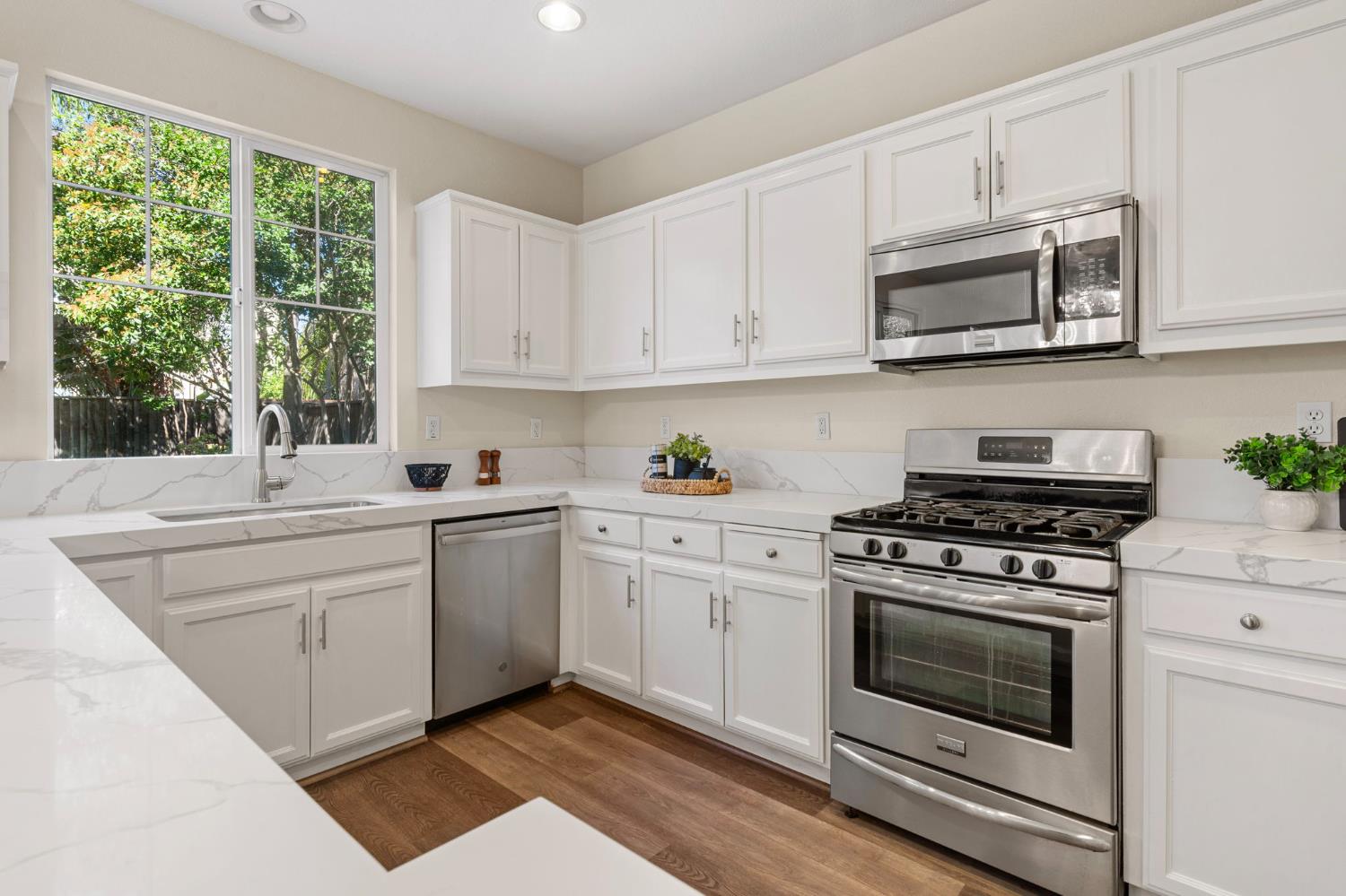 Detail Gallery Image 17 of 40 For 4677 Bonsai Ave, Tracy,  CA 95377 - 4 Beds | 2/1 Baths