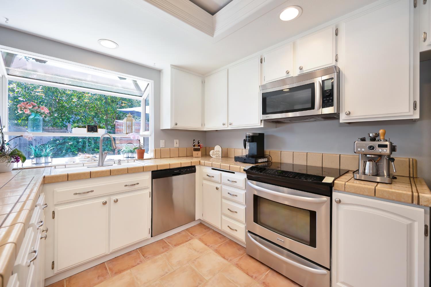 Detail Gallery Image 11 of 33 For 6546 Skyview Dr, Orangevale,  CA 95662 - 4 Beds | 2 Baths