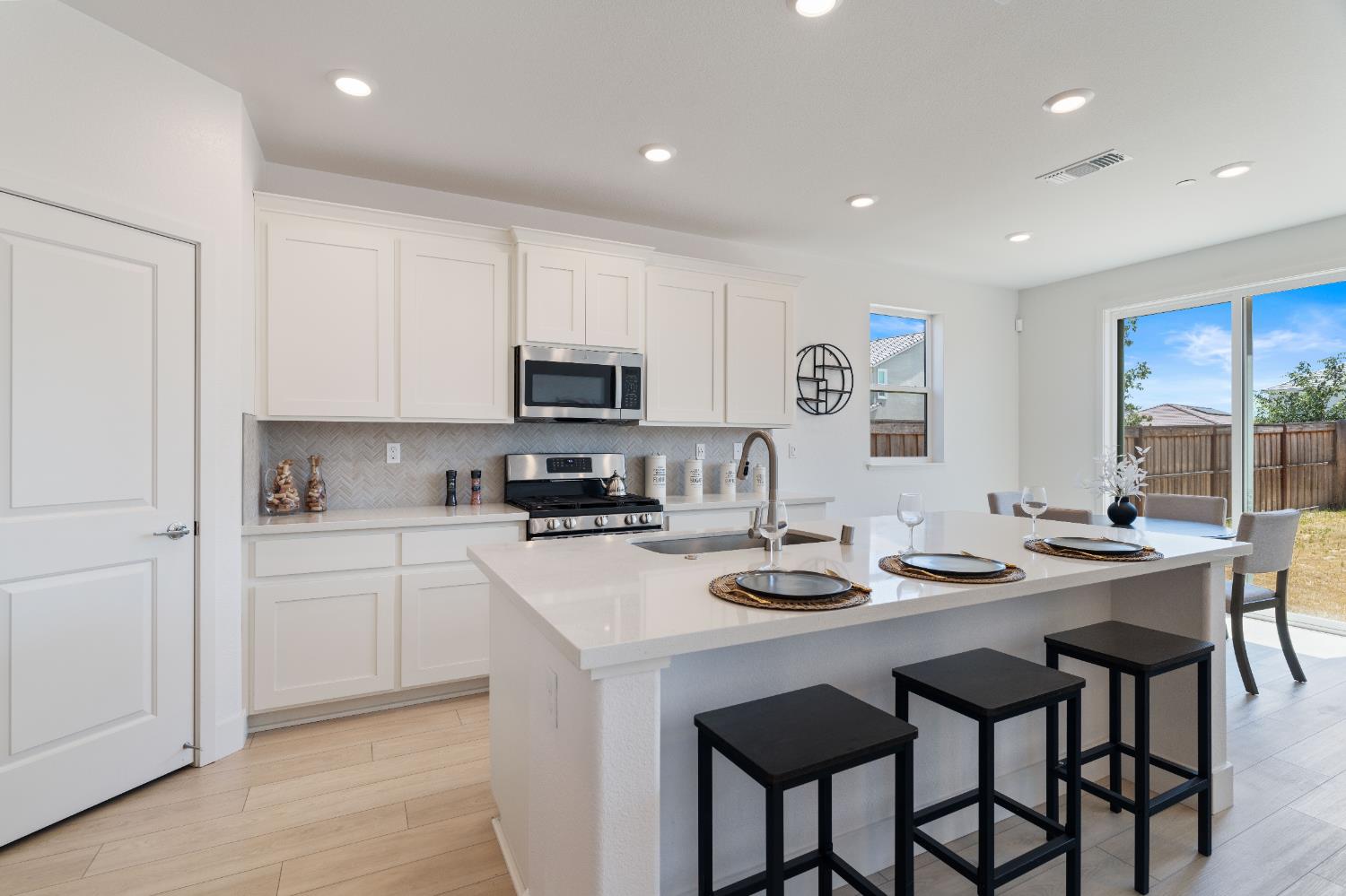 Detail Gallery Image 6 of 46 For 8358 Akino Ct, Elk Grove,  CA 95757 - 4 Beds | 3/1 Baths