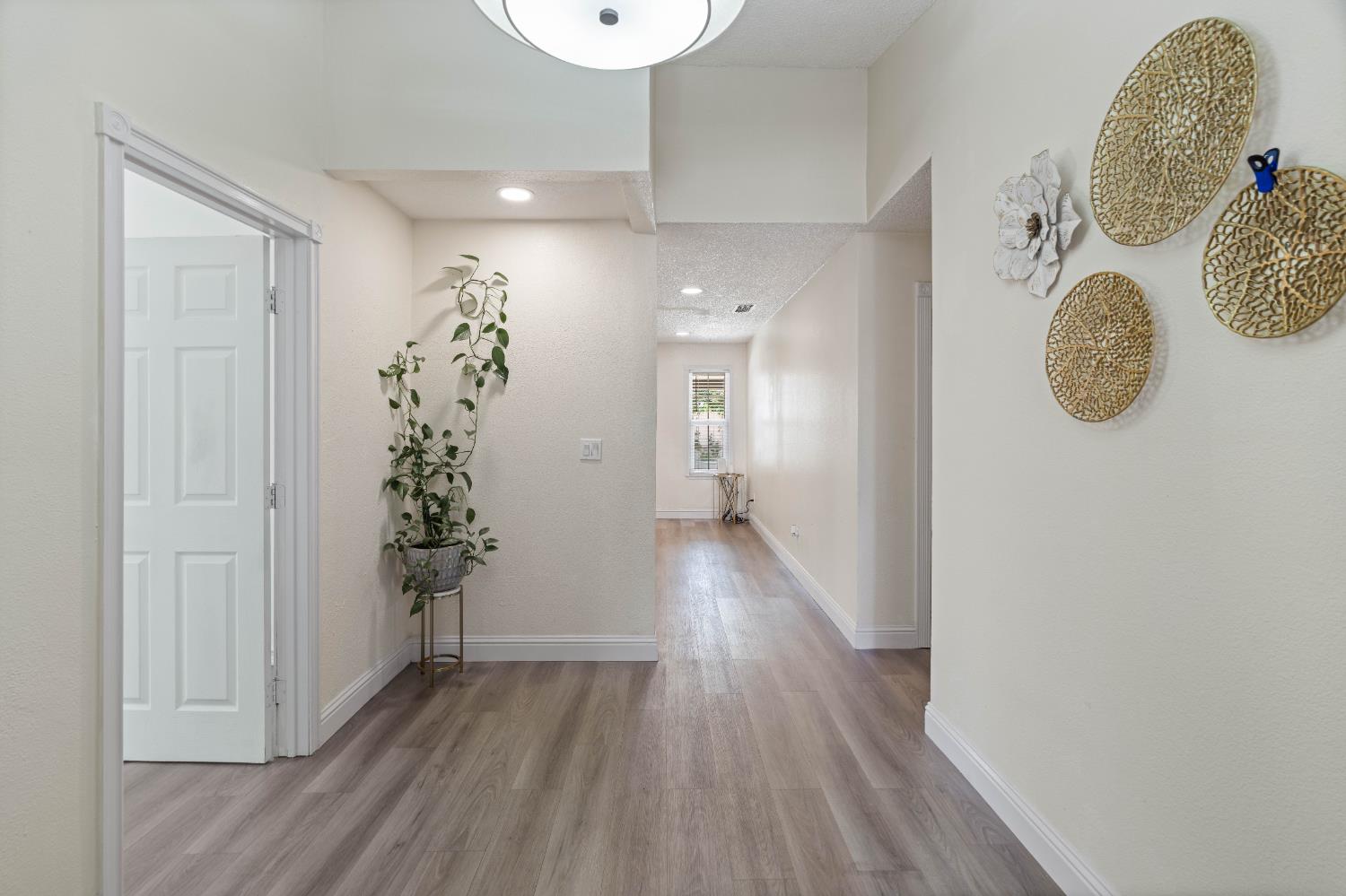 Detail Gallery Image 5 of 34 For 8200 Cottonfield Way, Sacramento,  CA 95828 - 3 Beds | 2 Baths