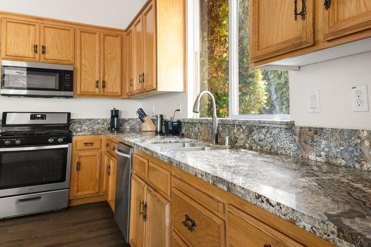 Detail Gallery Image 10 of 51 For 1637 Dreamy Way, Sacramento,  CA 95835 - 3 Beds | 3 Baths