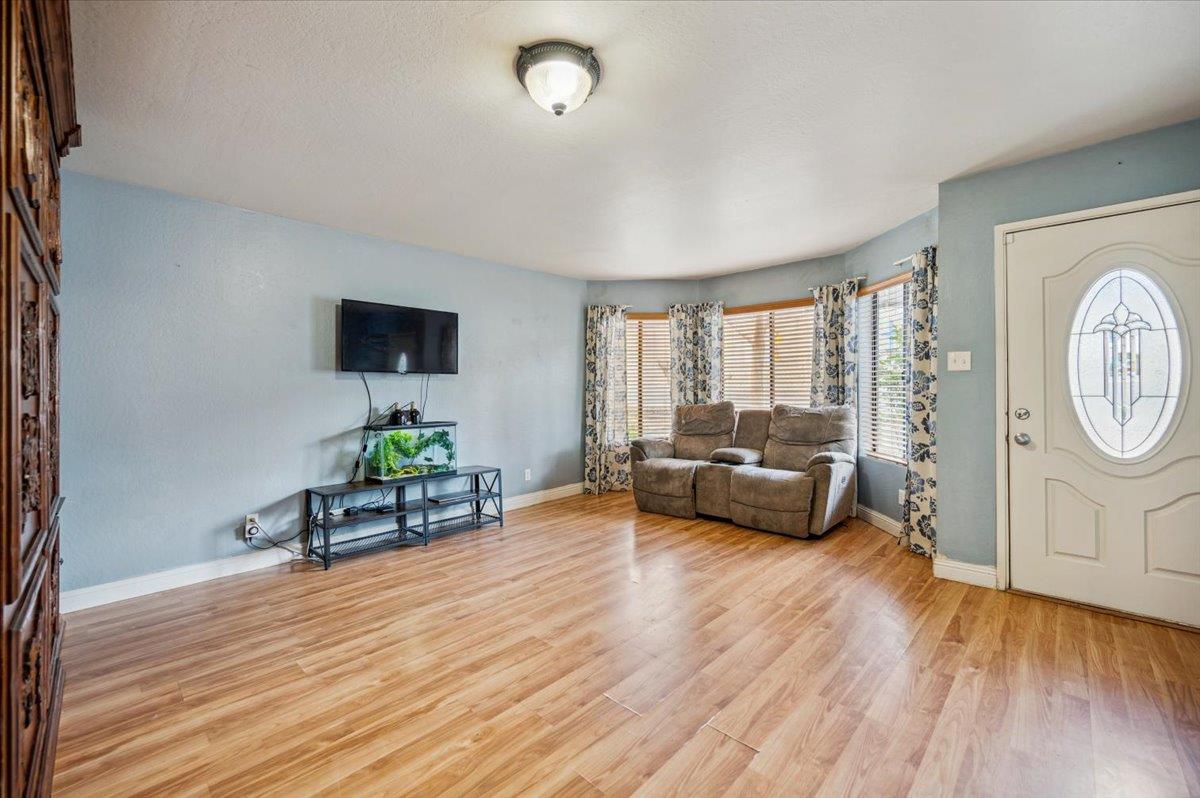 Detail Gallery Image 2 of 43 For 407 Chapel St, Grass Valley,  CA 95945 - 3 Beds | 2 Baths