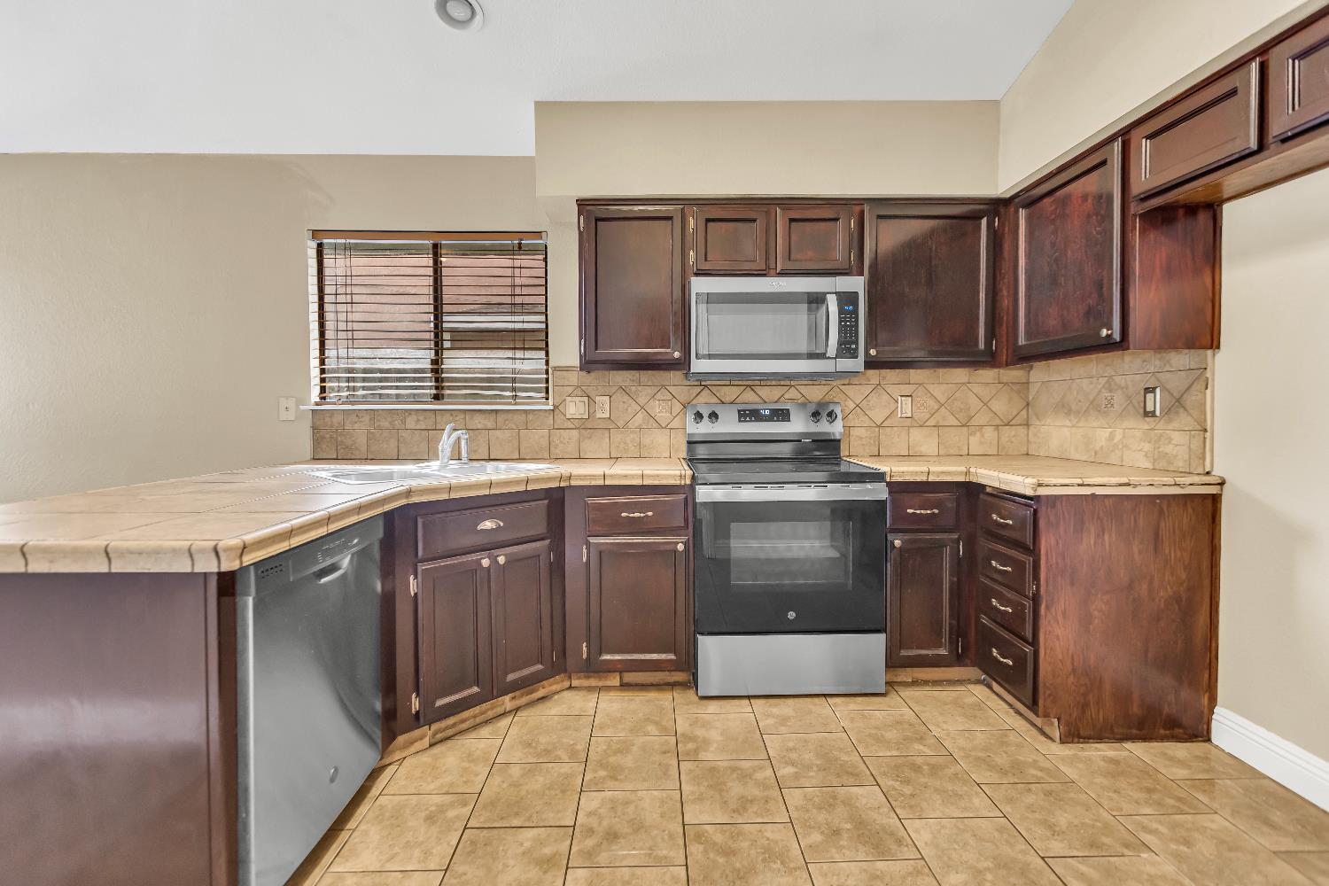 Detail Gallery Image 11 of 38 For 8401 Sunblaze Way, Sacramento,  CA 95823 - 3 Beds | 2 Baths