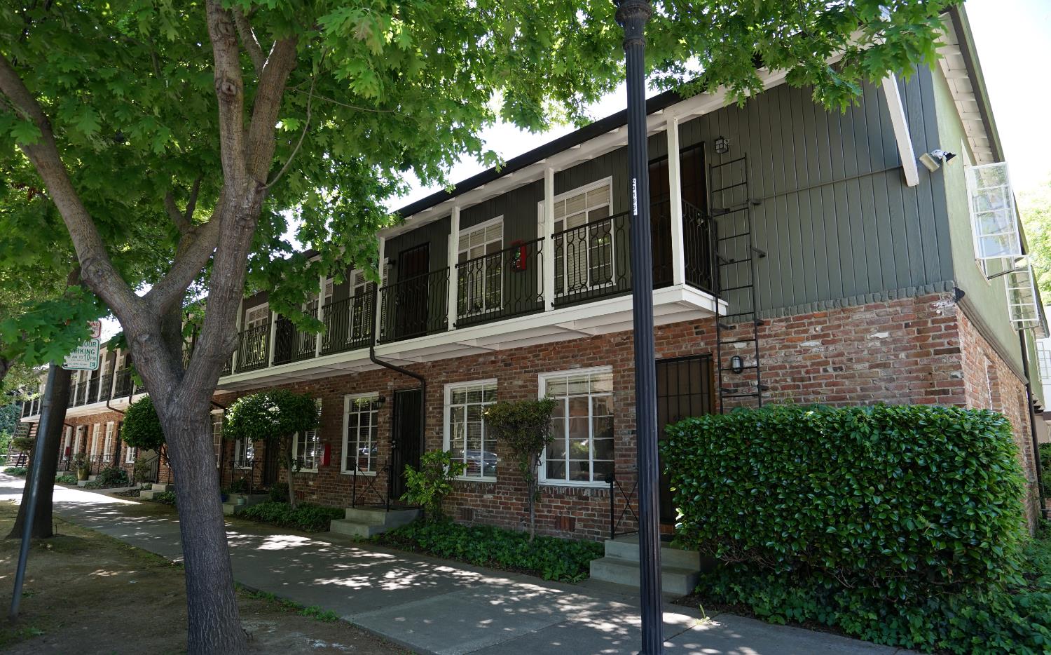 Detail Gallery Image 4 of 19 For 1716 O St, Sacramento,  CA 95811 - – Beds | – Baths