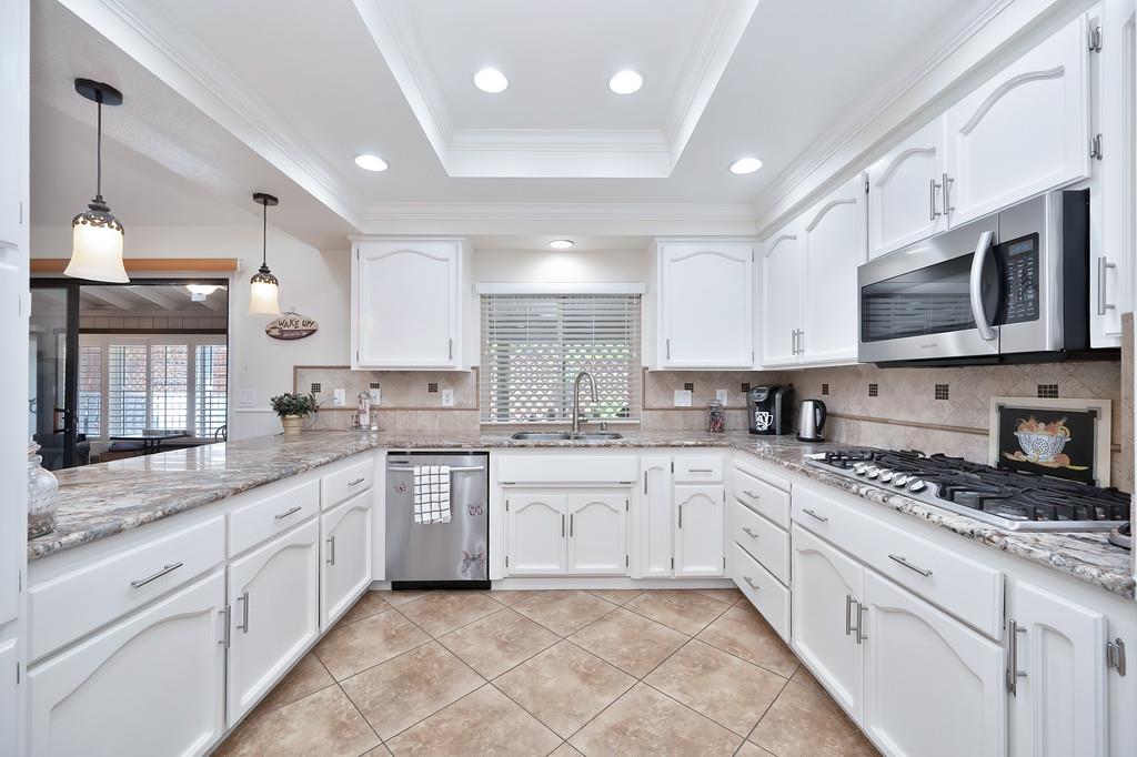 Detail Gallery Image 13 of 58 For 8725 Pathfinder Ct, Orangevale,  CA 95662 - 5 Beds | 3 Baths