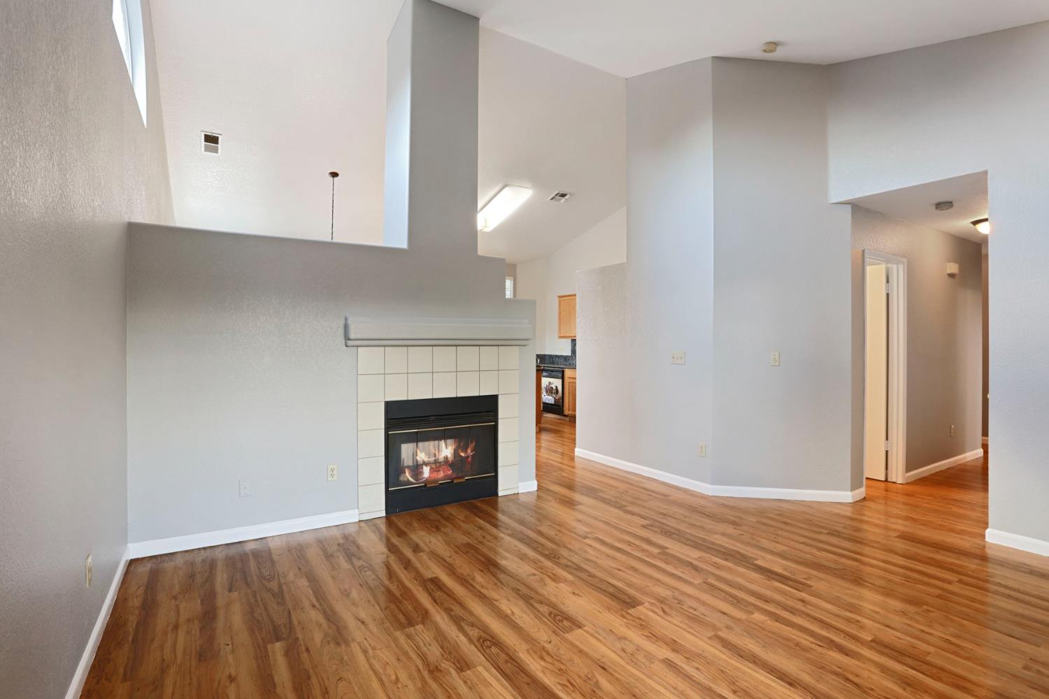 Detail Gallery Image 8 of 36 For 2405 S Fresno Ave, Stockton,  CA 95206 - 3 Beds | 2 Baths