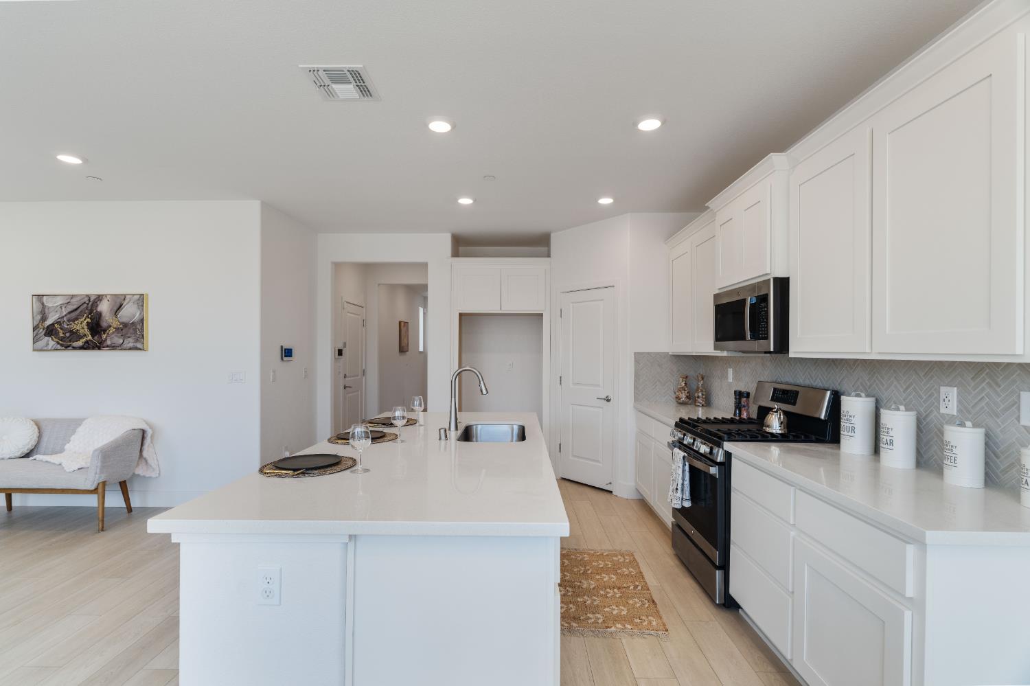 Detail Gallery Image 9 of 46 For 8358 Akino Ct, Elk Grove,  CA 95757 - 4 Beds | 3/1 Baths