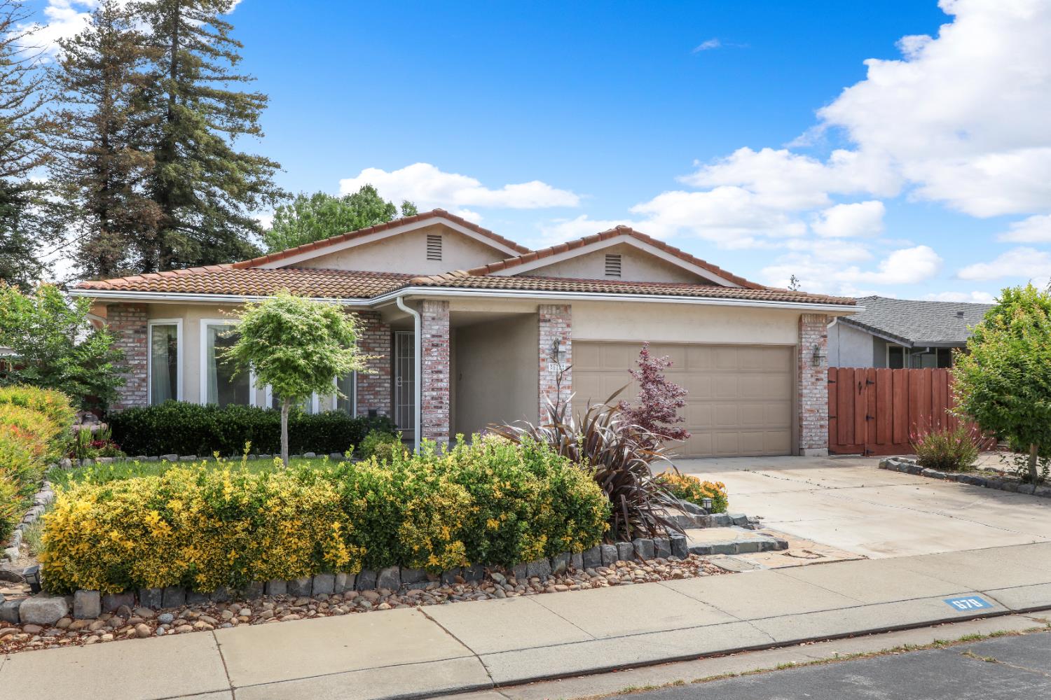 Detail Gallery Image 2 of 38 For 678 Emerald Pl, Manteca,  CA 95336 - 3 Beds | 2 Baths