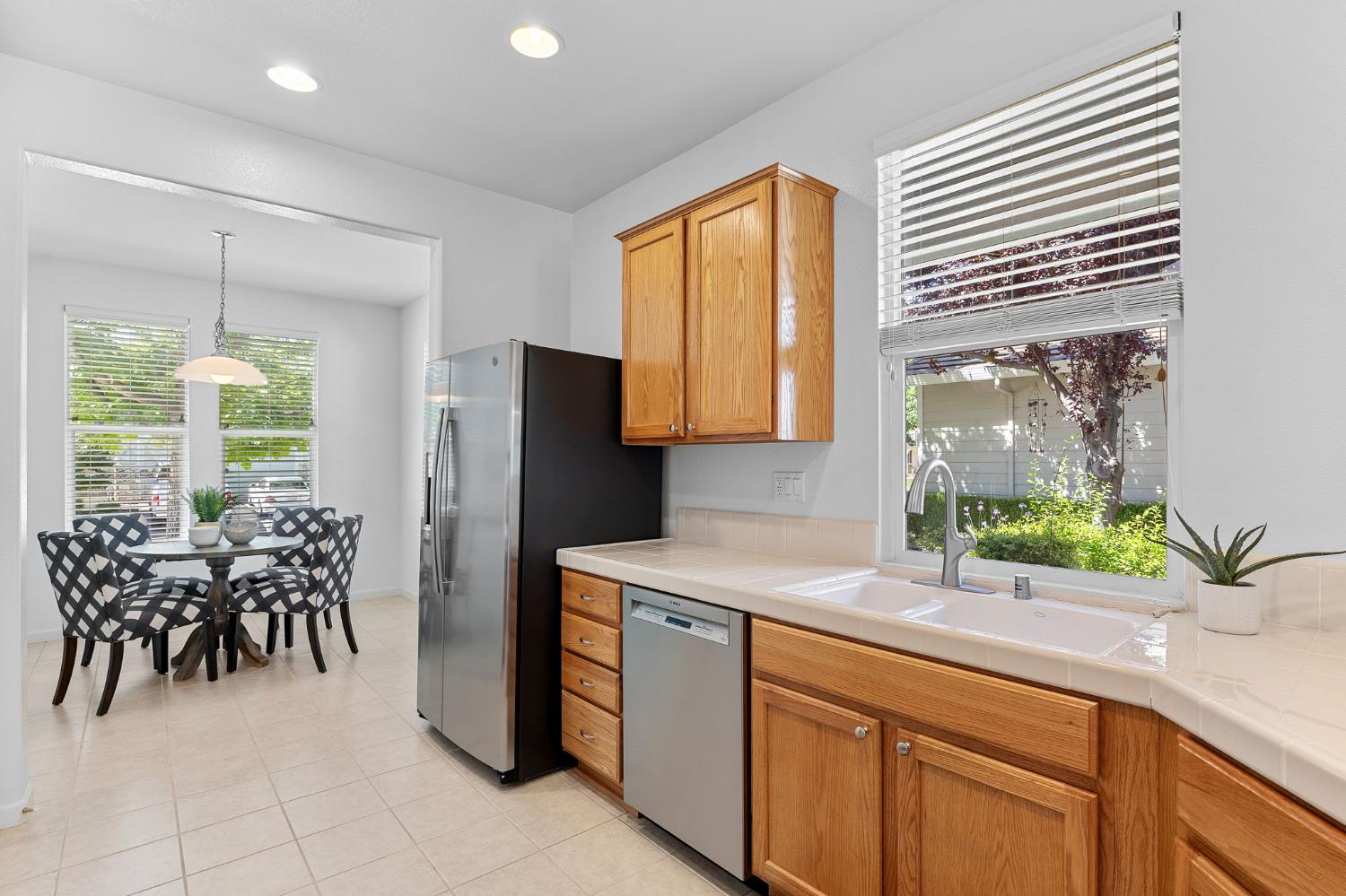 Detail Gallery Image 15 of 66 For 2339 Ryedale Ln, Sacramento,  CA 95835 - 2 Beds | 2 Baths