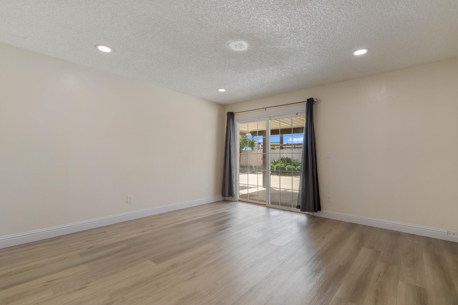Detail Gallery Image 12 of 34 For 8200 Cottonfield Way, Sacramento,  CA 95828 - 3 Beds | 2 Baths