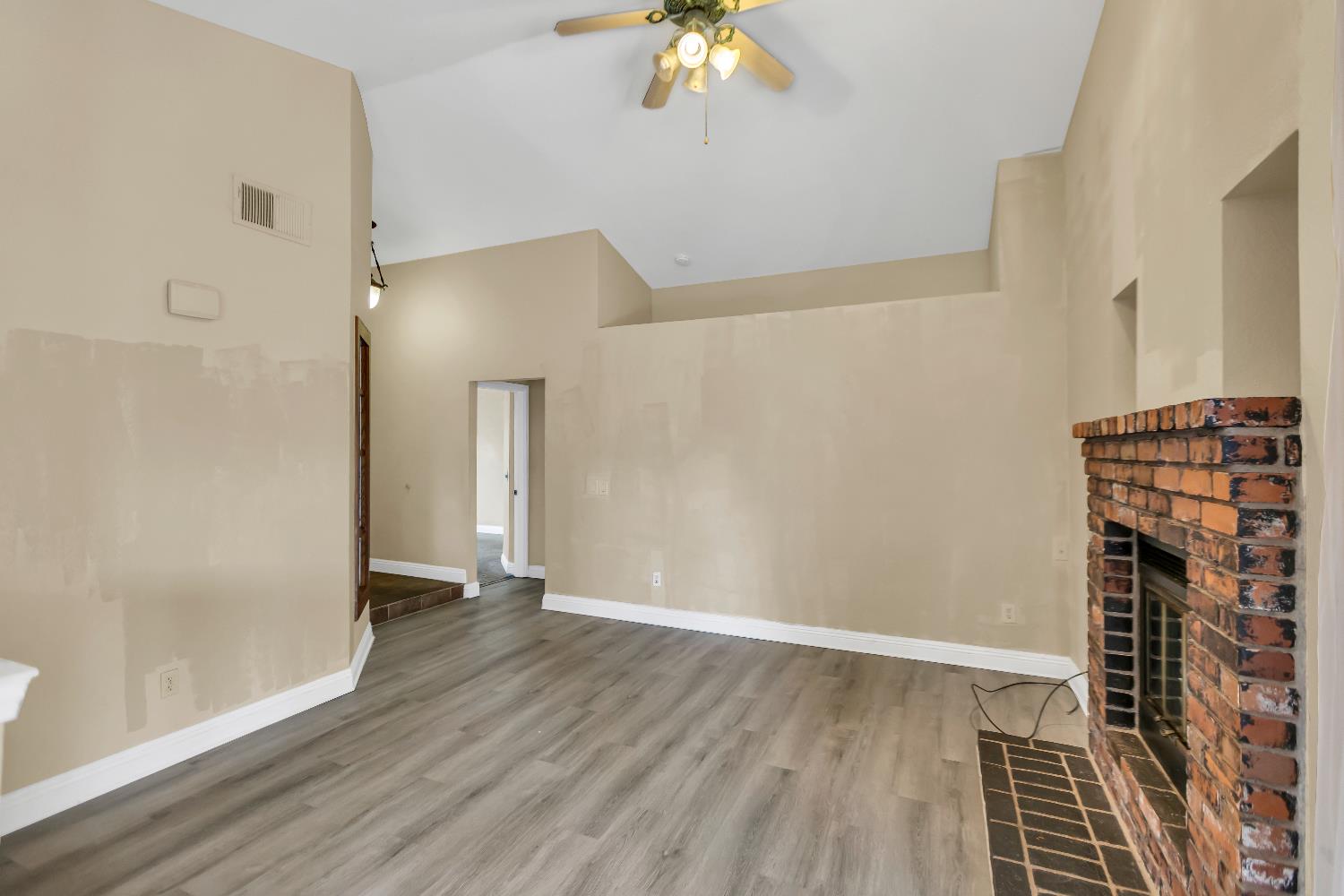 Detail Gallery Image 6 of 38 For 8401 Sunblaze Way, Sacramento,  CA 95823 - 3 Beds | 2 Baths