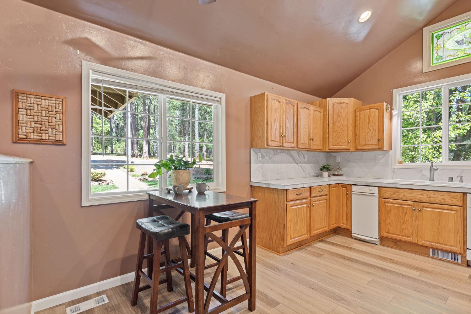 Detail Gallery Image 14 of 98 For 19163 Scotts Flat, Nevada City,  CA 95959 - 5 Beds | 5 Baths