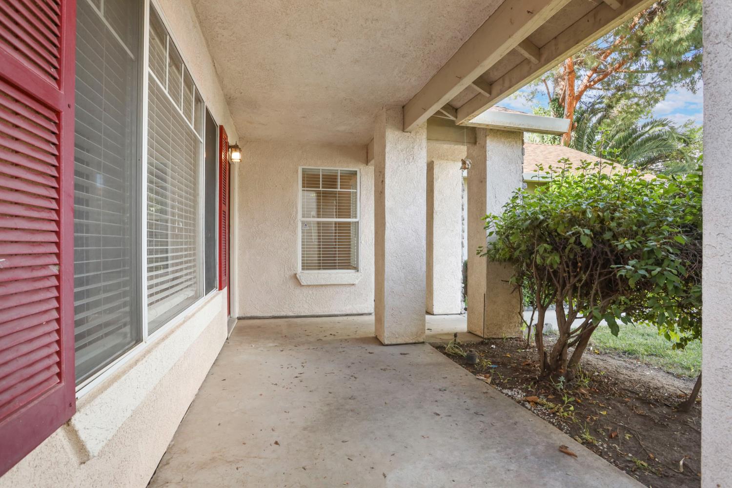 Detail Gallery Image 4 of 36 For 2405 S Fresno Ave, Stockton,  CA 95206 - 3 Beds | 2 Baths