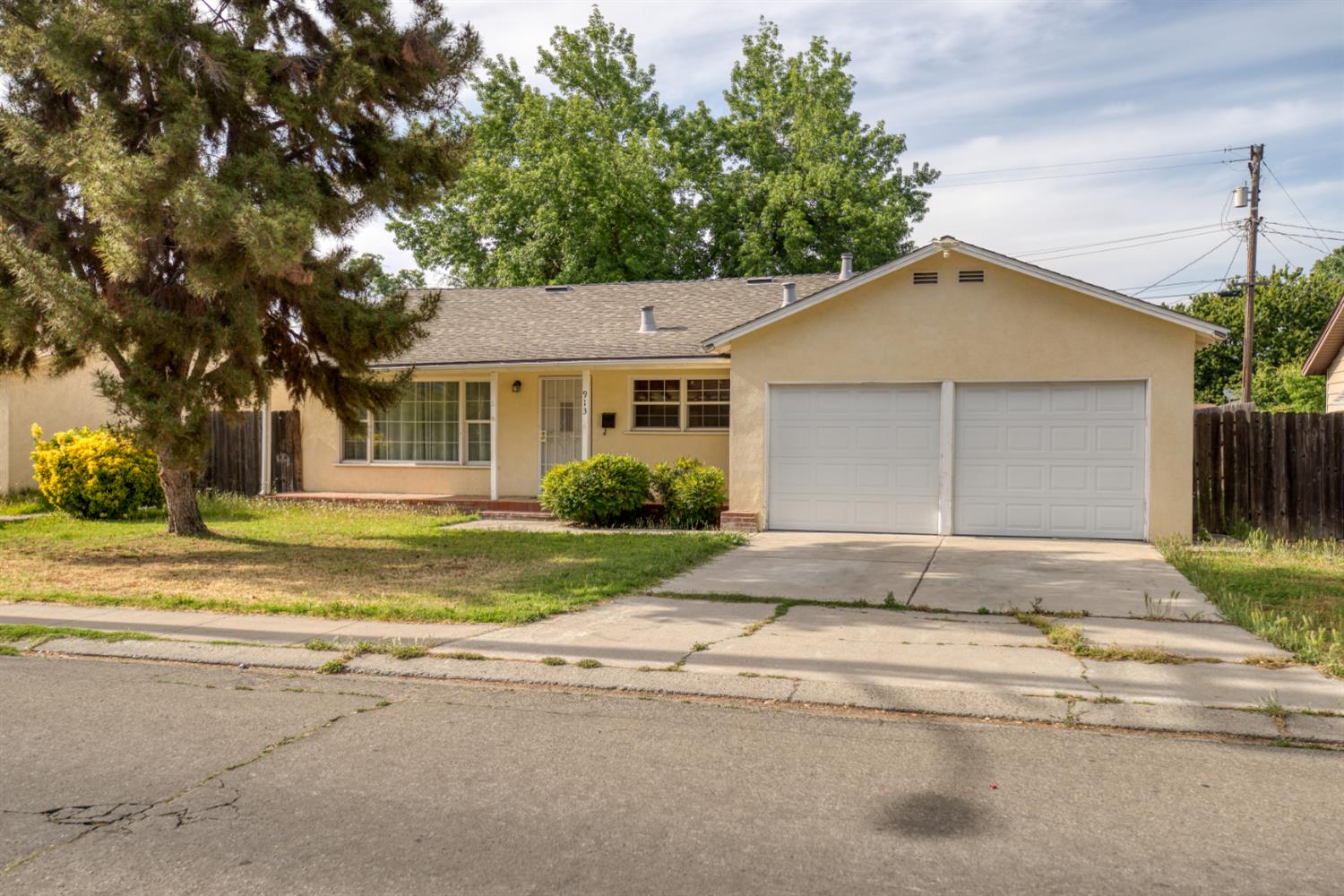 Detail Gallery Image 1 of 24 For 913 Norwegian Ave, Modesto,  CA 95350 - 3 Beds | 1 Baths