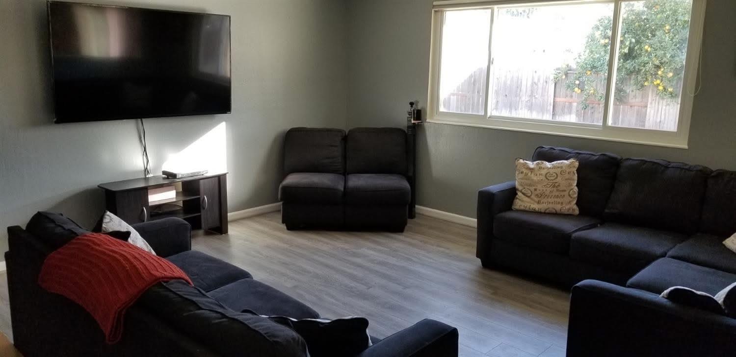 Detail Gallery Image 8 of 14 For 220 Hacienda, Woodland,  CA 95695 - 3 Beds | 2 Baths