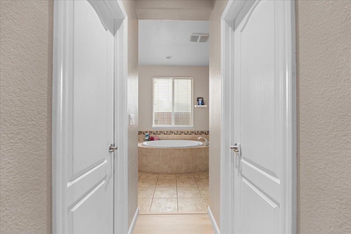Detail Gallery Image 17 of 37 For 9733 Everbloom Way, Sacramento,  CA 95829 - 5 Beds | 2/1 Baths
