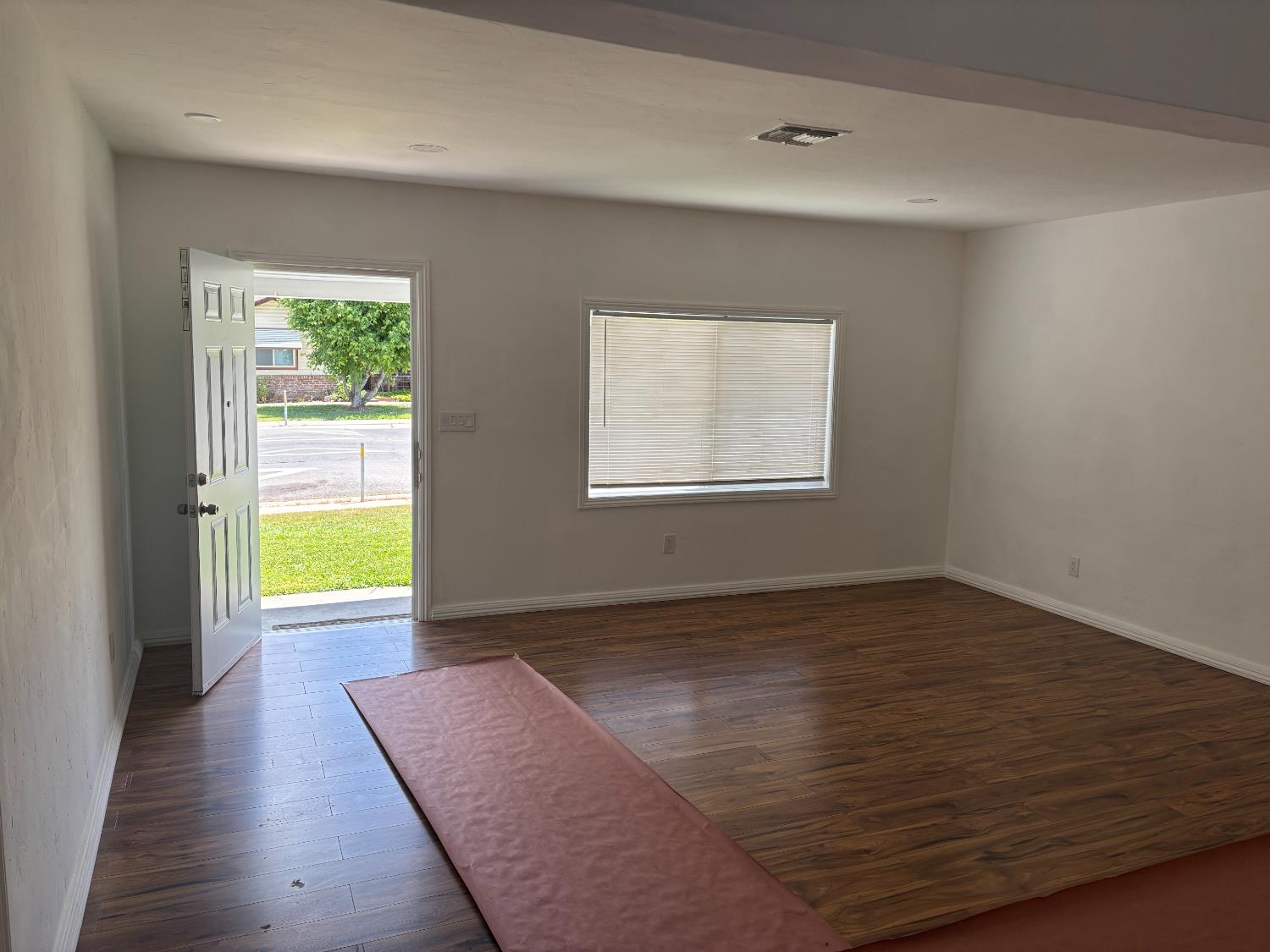 Detail Gallery Image 4 of 19 For 2671 Grove Ave, Sacramento,  CA 95815 - 3 Beds | 2 Baths