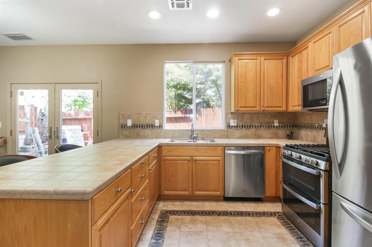 Detail Gallery Image 14 of 48 For 388 Metro Ln, West Sacramento,  CA 95605 - 3 Beds | 2/1 Baths