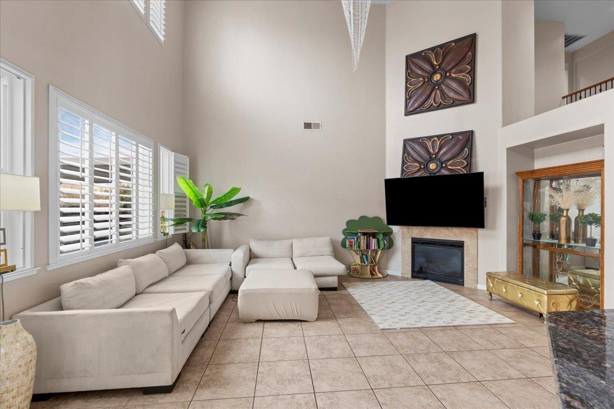 Detail Gallery Image 4 of 37 For 9733 Everbloom Way, Sacramento,  CA 95829 - 5 Beds | 2/1 Baths