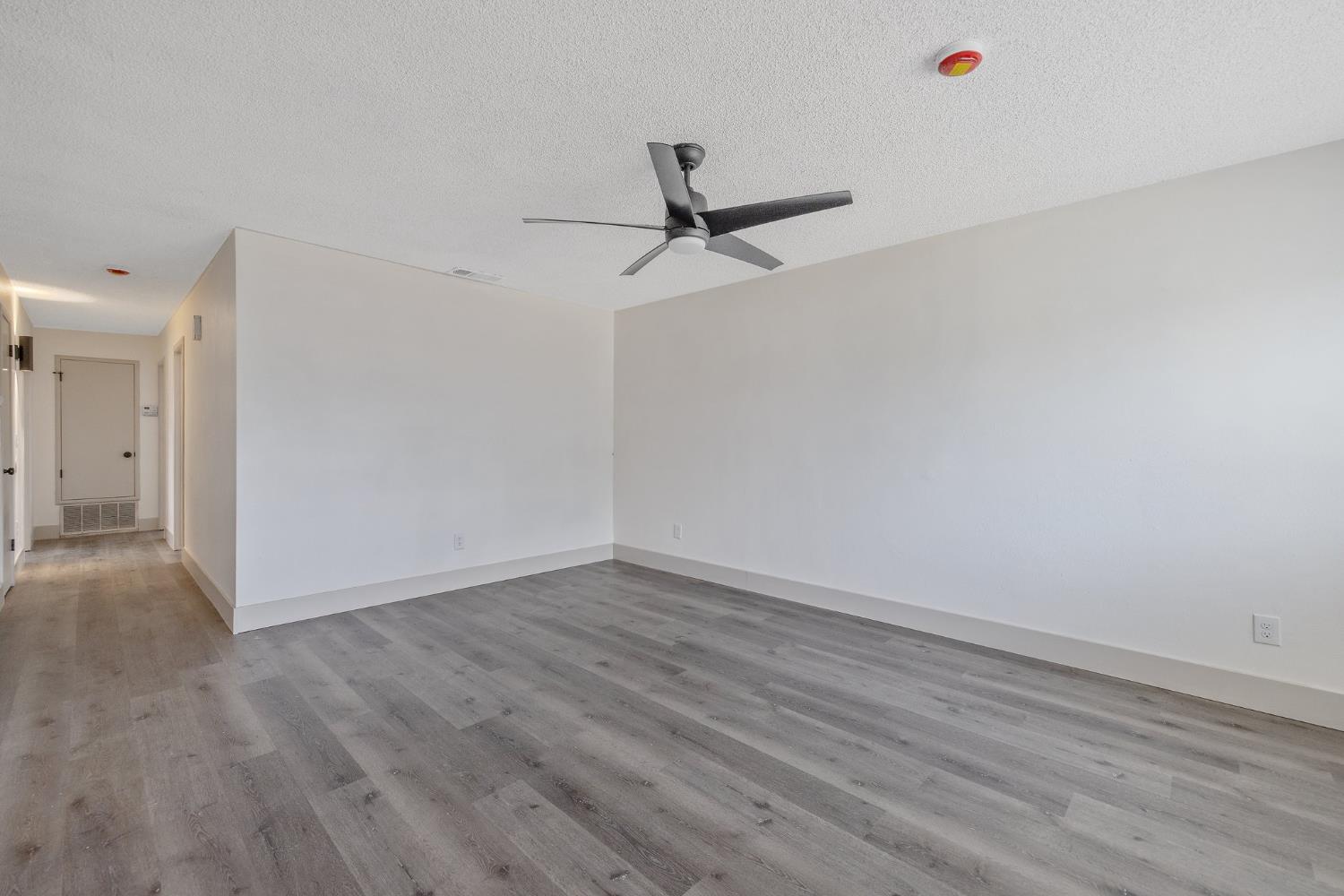 Detail Gallery Image 5 of 32 For 10141 Haven Ln, Hanford,  CA 93230 - 3 Beds | 2 Baths