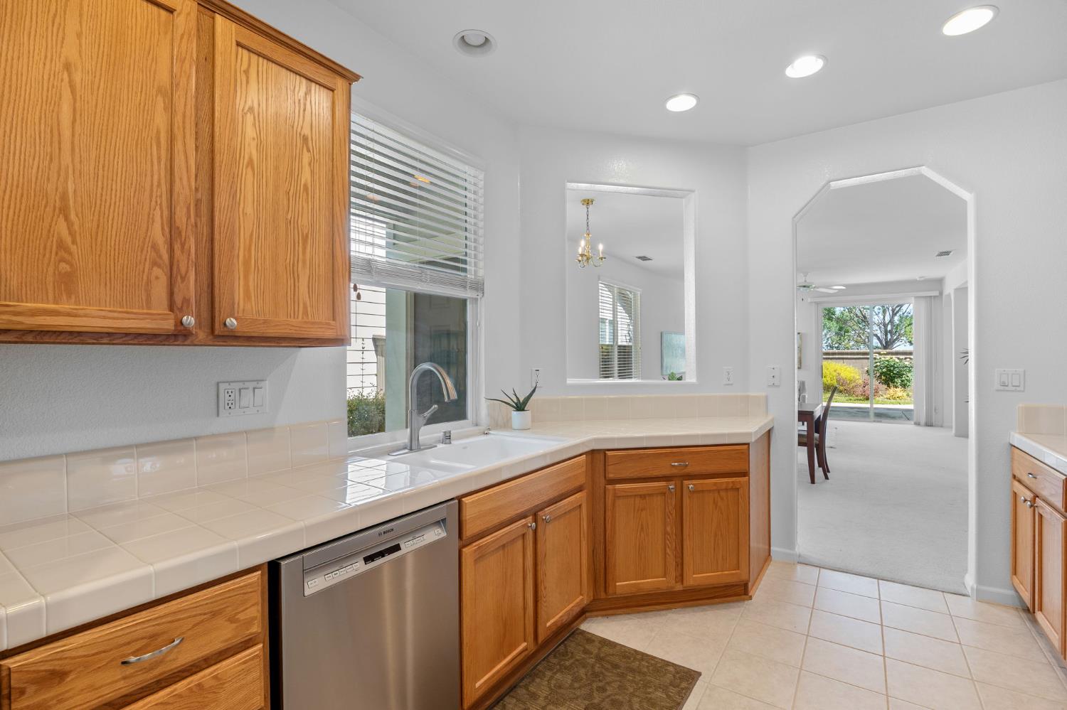 Detail Gallery Image 12 of 66 For 2339 Ryedale Ln, Sacramento,  CA 95835 - 2 Beds | 2 Baths