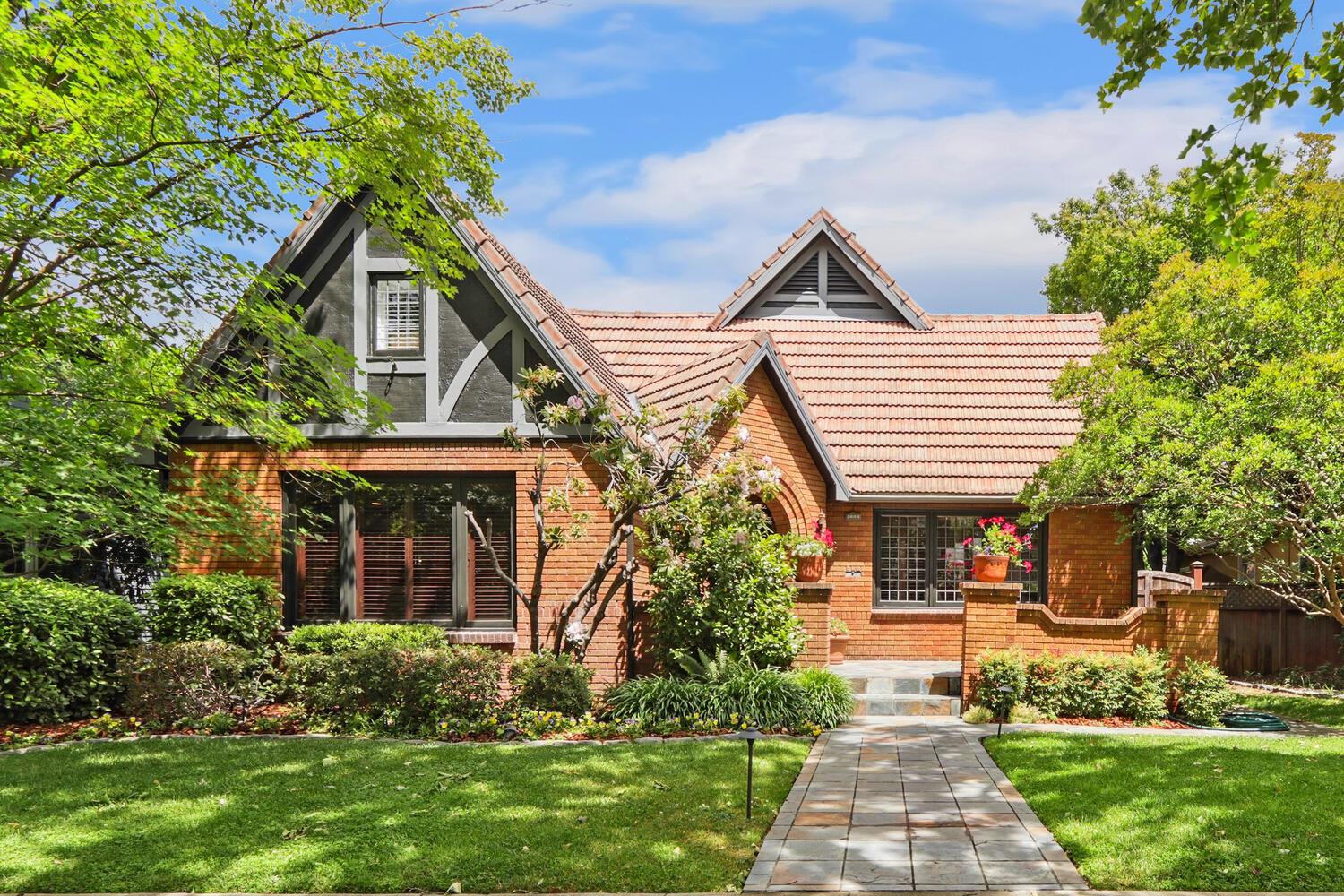 Detail Gallery Image 2 of 62 For 2665 Donner Way, Sacramento,  CA 95818 - 4 Beds | 3 Baths