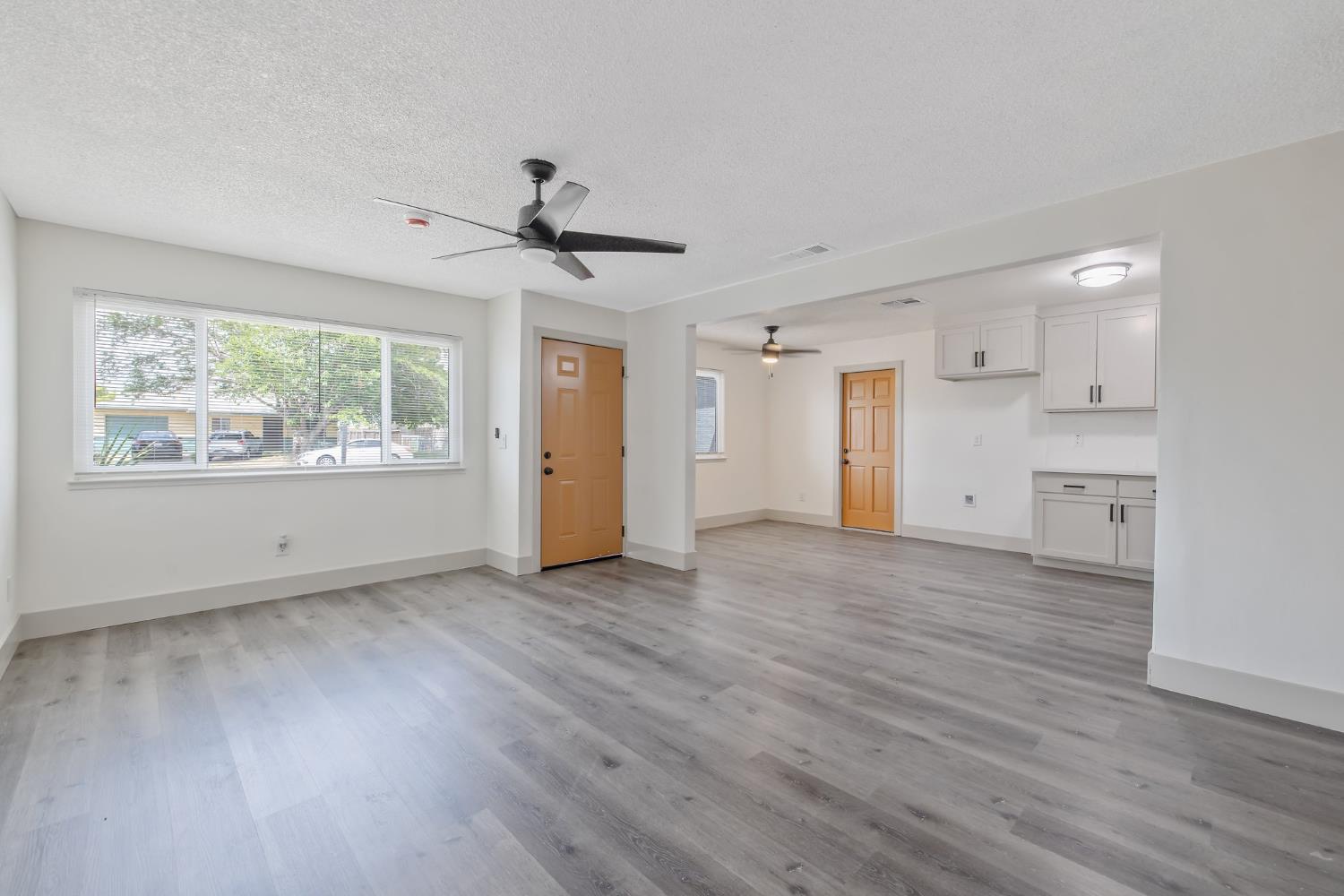 Detail Gallery Image 8 of 32 For 10141 Haven Ln, Hanford,  CA 93230 - 3 Beds | 2 Baths