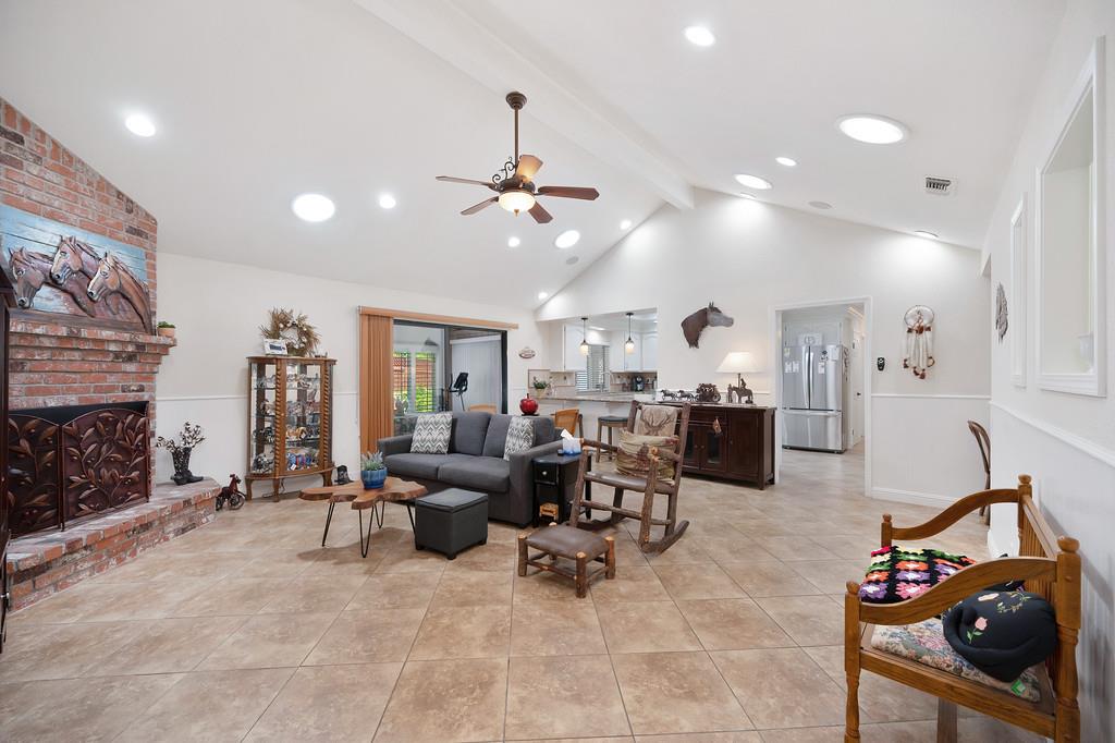 Detail Gallery Image 20 of 58 For 8725 Pathfinder Ct, Orangevale,  CA 95662 - 5 Beds | 3 Baths