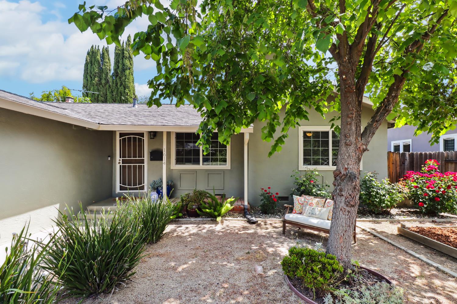 Detail Gallery Image 2 of 49 For 1614 Clemson Dr, Davis,  CA 95618 - 2 Beds | 2 Baths