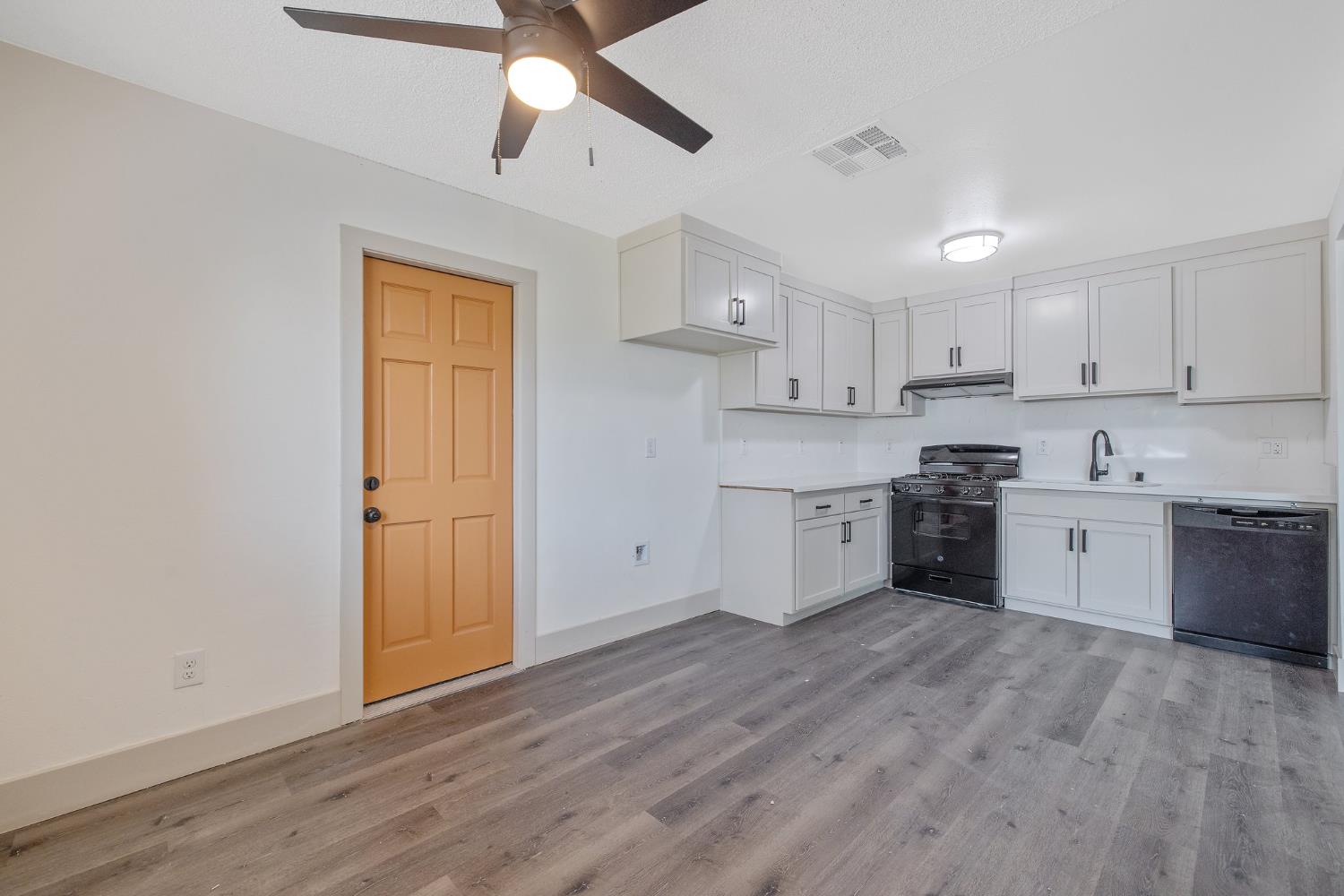 Detail Gallery Image 10 of 32 For 10141 Haven Ln, Hanford,  CA 93230 - 3 Beds | 2 Baths