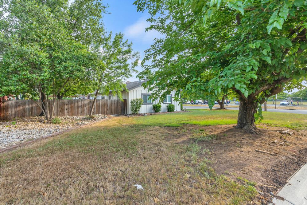 Detail Gallery Image 5 of 56 For 3000 Mission Ave, Carmichael,  CA 95608 - 3 Beds | 2 Baths