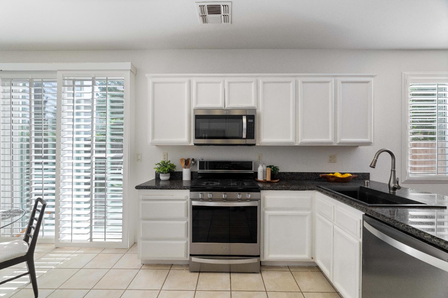 Detail Gallery Image 20 of 52 For 9615 Red Current Way, Elk Grove,  CA 95757 - 4 Beds | 3 Baths