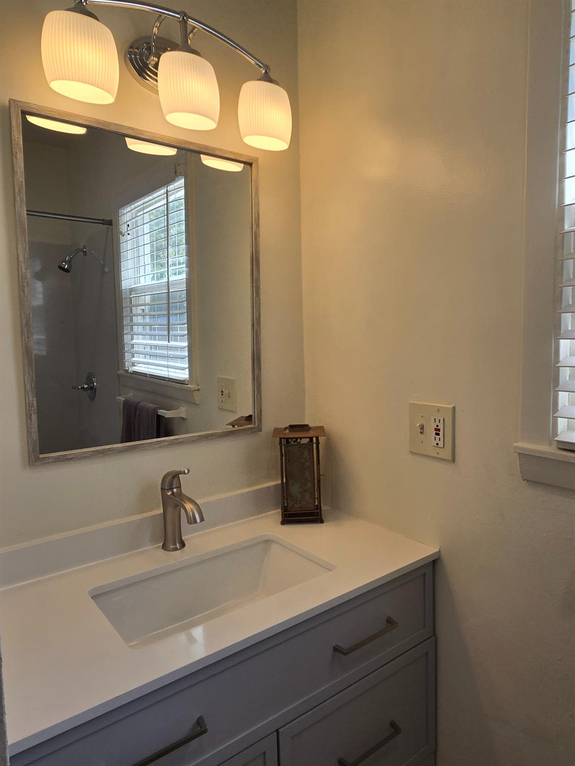Detail Gallery Image 6 of 14 For 1832 Larkin Way, Sacramento,  CA 95818 - 2 Beds | 1 Baths