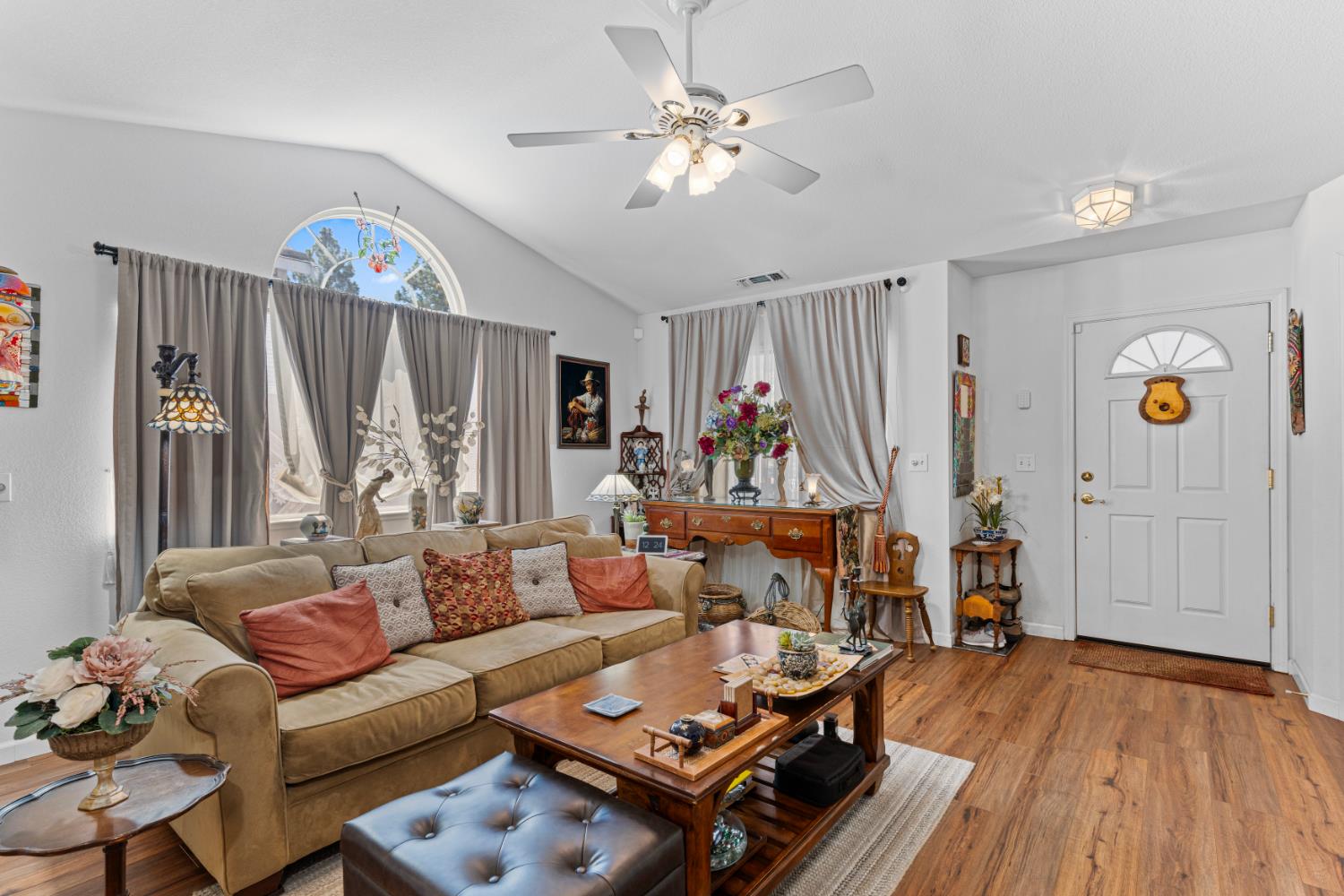 Detail Gallery Image 3 of 26 For 126 Carriage Ln, Grass Valley,  CA 95949 - 2 Beds | 2 Baths