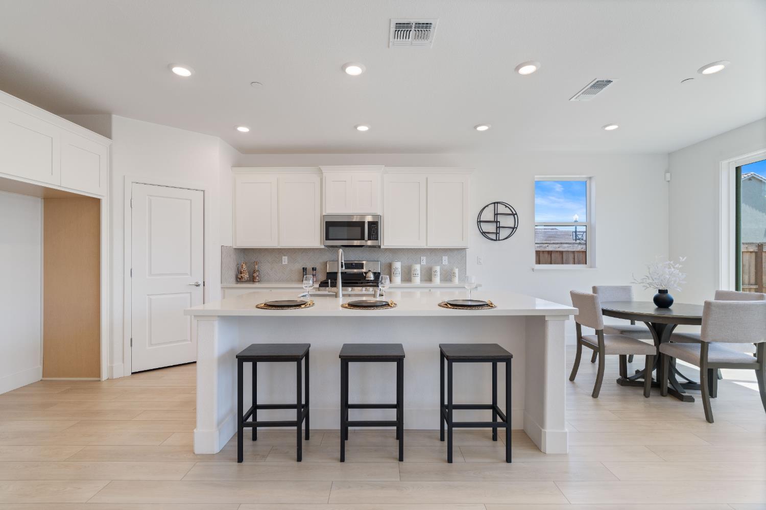Detail Gallery Image 7 of 46 For 8358 Akino Ct, Elk Grove,  CA 95757 - 4 Beds | 3/1 Baths