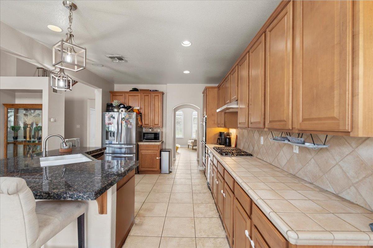 Detail Gallery Image 11 of 37 For 9733 Everbloom Way, Sacramento,  CA 95829 - 5 Beds | 2/1 Baths