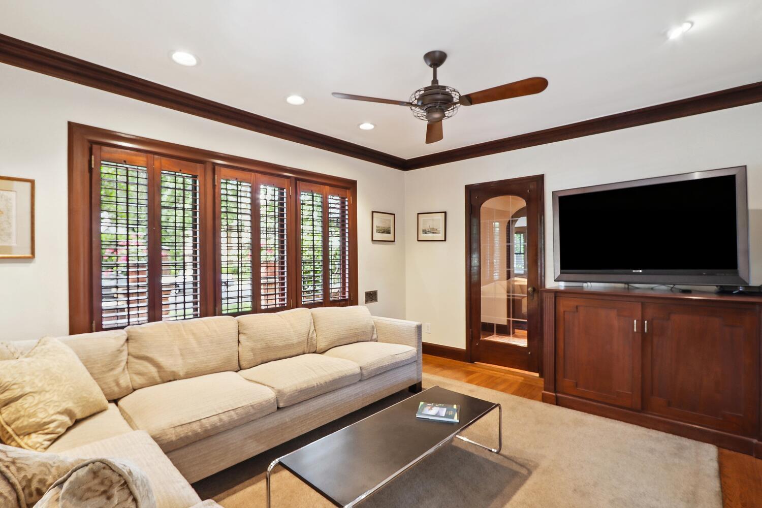 Detail Gallery Image 13 of 62 For 2665 Donner Way, Sacramento,  CA 95818 - 4 Beds | 3 Baths