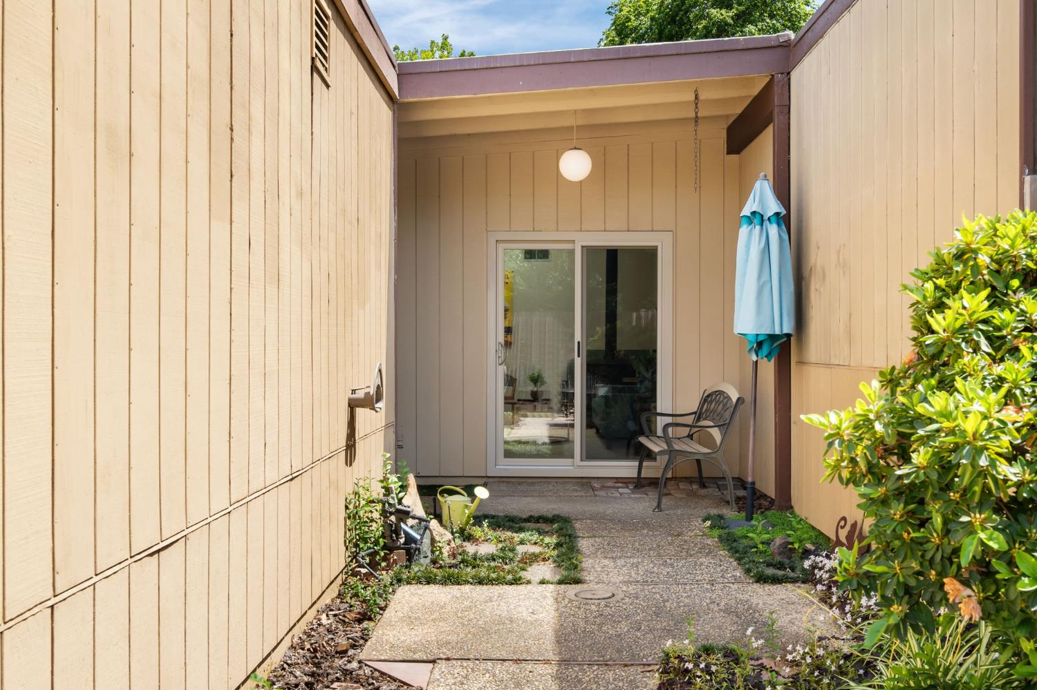 Detail Gallery Image 3 of 30 For 1738 Bannon Creek Dr, Sacramento,  CA 95833 - 3 Beds | 2 Baths