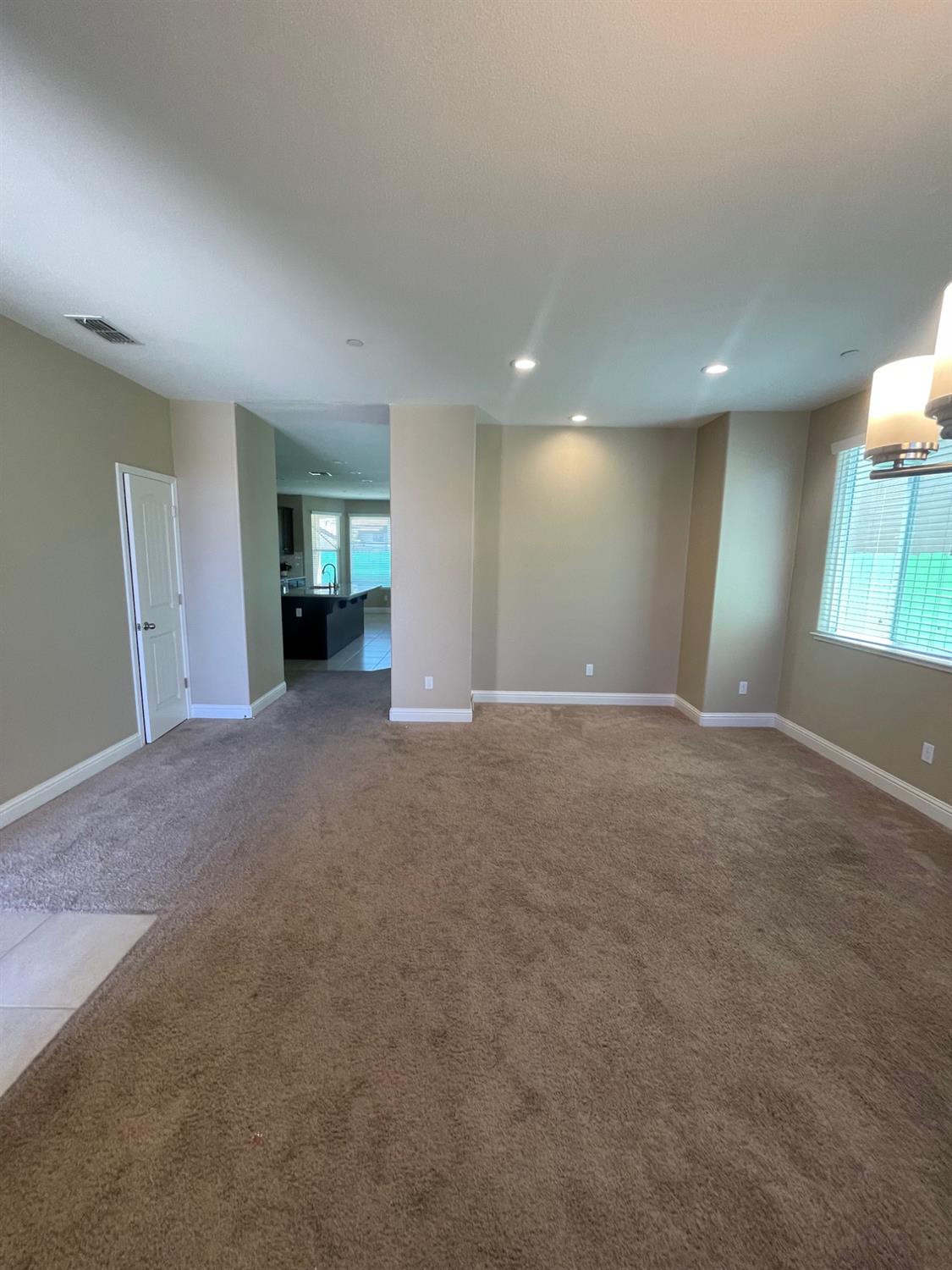 Detail Gallery Image 5 of 18 For 2013 Gus Villalta Dr, Los Banos,  CA 93635 - 4 Beds | 2 Baths