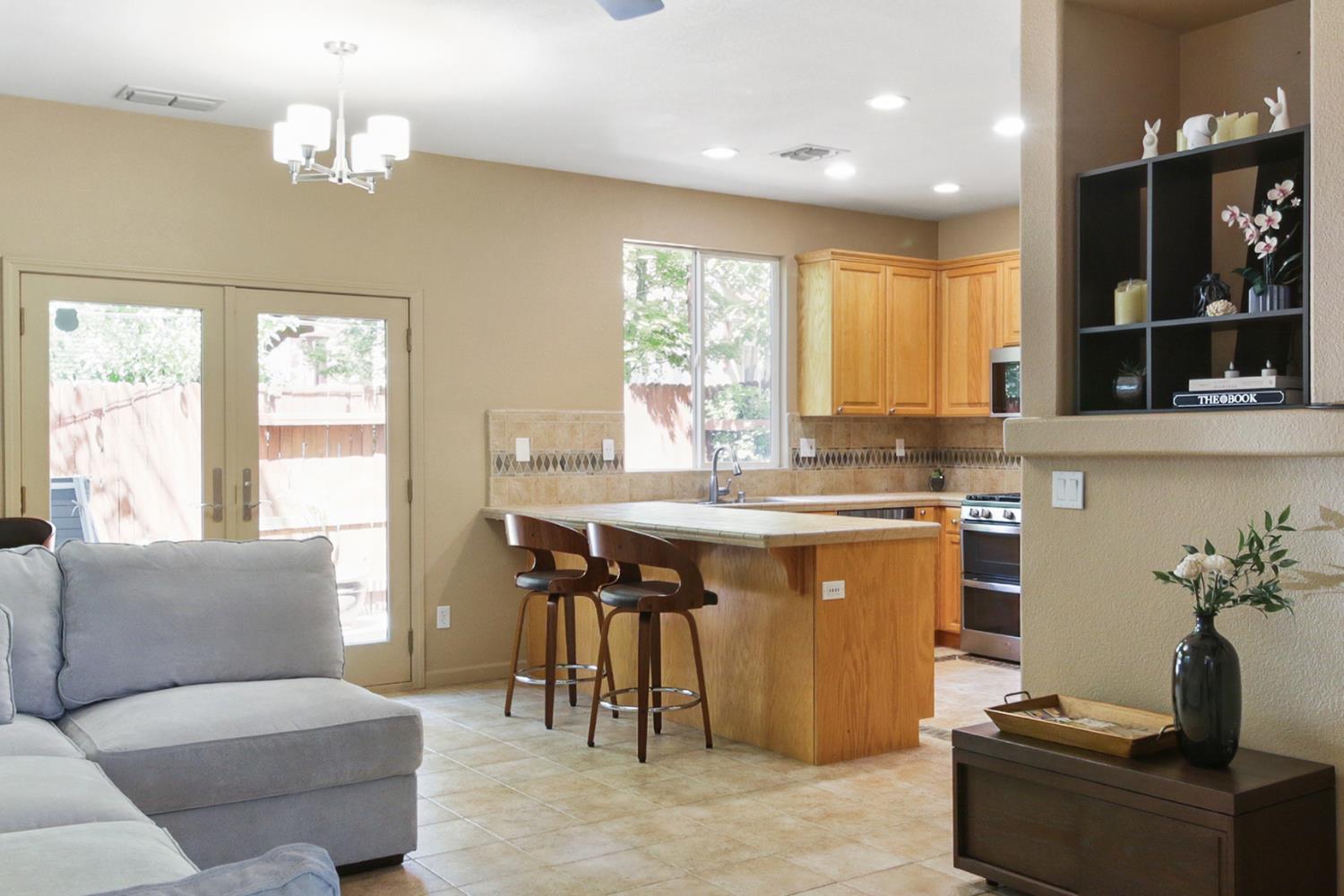 Detail Gallery Image 8 of 48 For 388 Metro Ln, West Sacramento,  CA 95605 - 3 Beds | 2/1 Baths