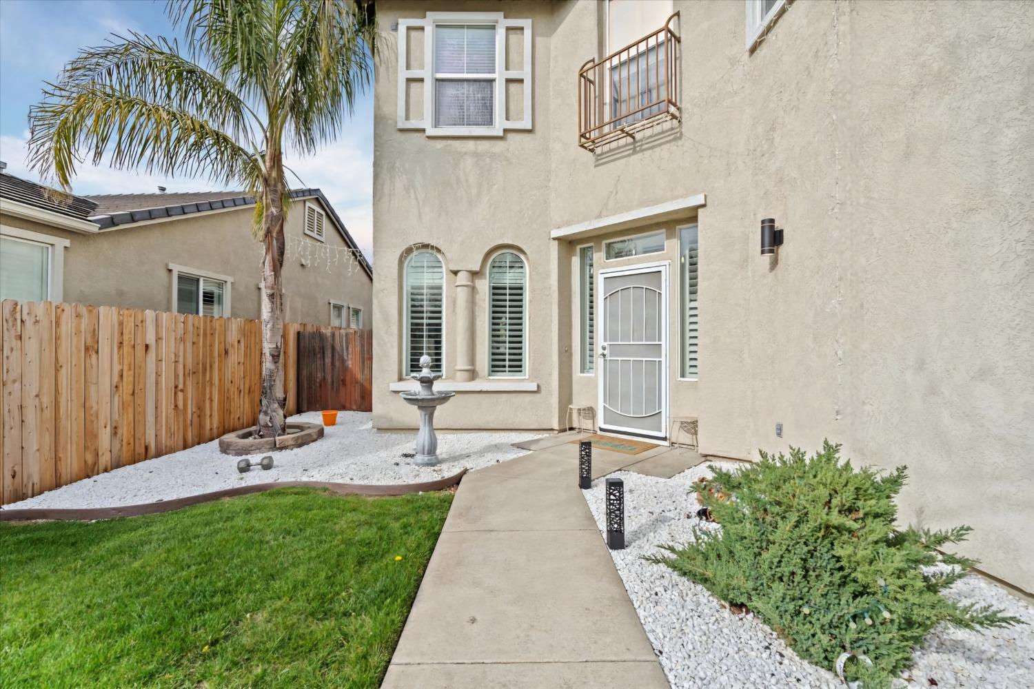 Detail Gallery Image 2 of 37 For 9733 Everbloom Way, Sacramento,  CA 95829 - 5 Beds | 2/1 Baths